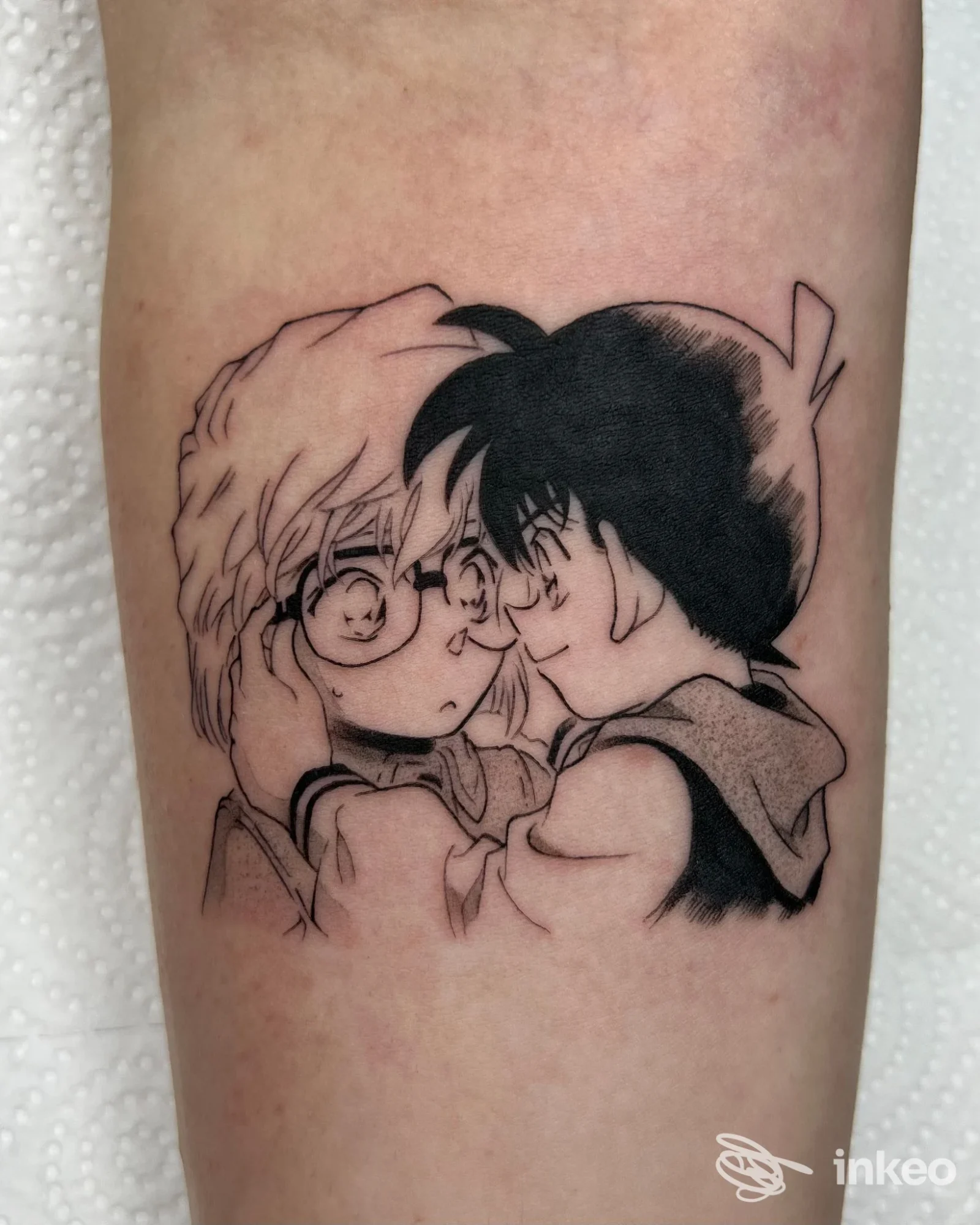 Tatuaggio in nero di due personaggi anime sull'avambraccio, scattato da La Roccia Del Lupo Tattoo Studio a Vidiciatico.