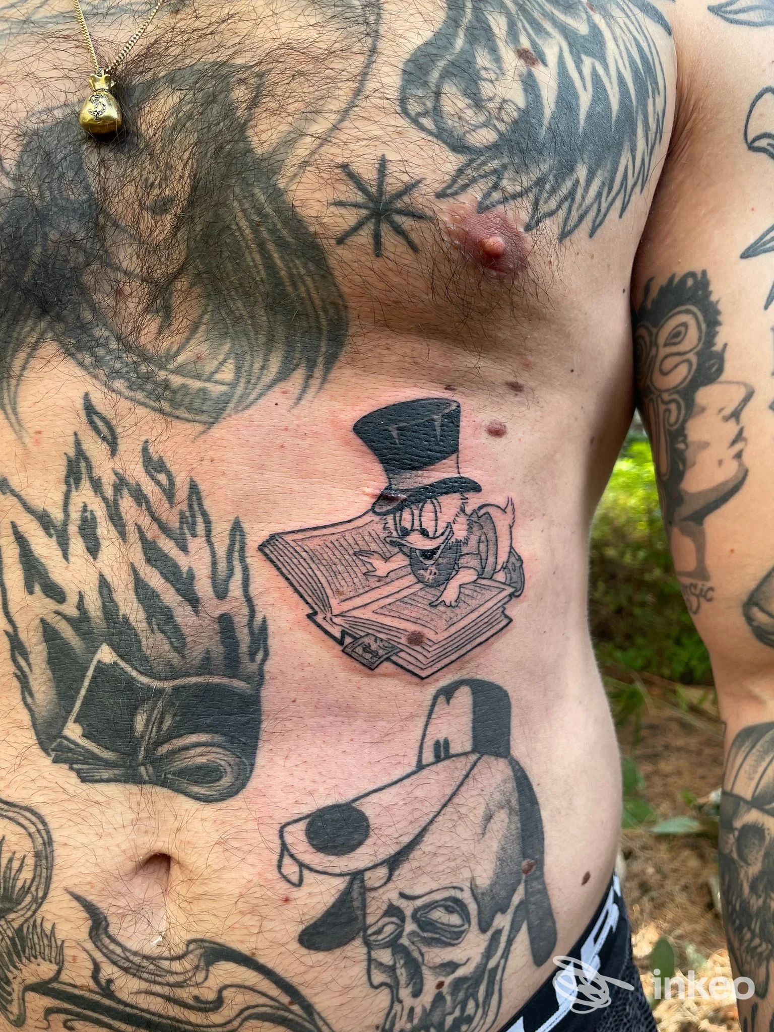 Tatuaggi a inchiostro nero sul torace e addome, foto da Magma Tattoo Studio, Riccione.