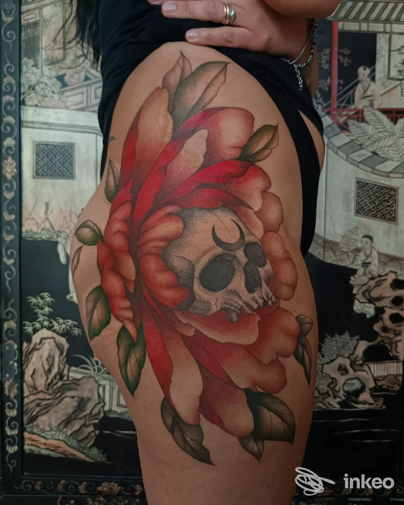 Tatuaggio grande di teschio con petali rossi sulla coscia, Sol Invictus tattoo&piercing, Tolmezzo.