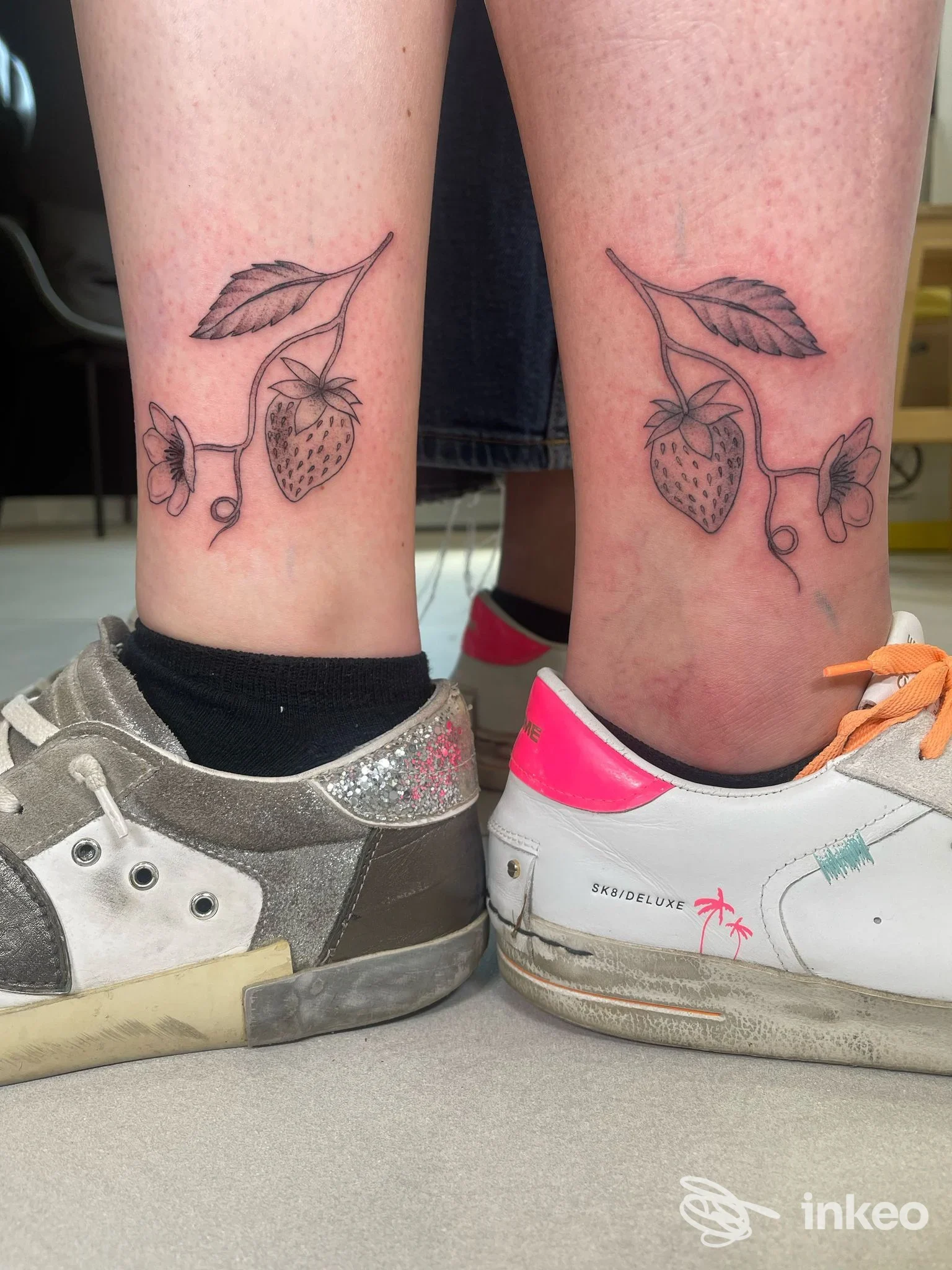 Due tatuaggi a forma di fragola, linework su entrambi gli stinchi; Trust The Line - Tattoo Studio, Codroipo.