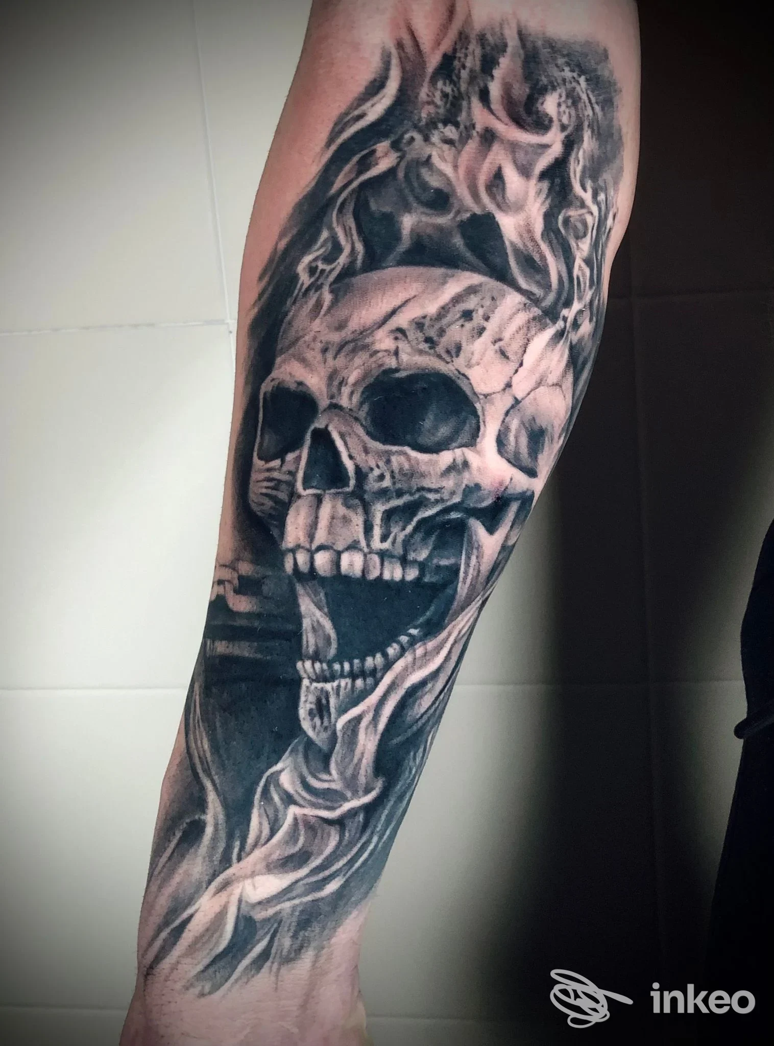 Tatuaggio realistico di teschio sul braccio, realizza una pelle umana visibile e dettagliata, senza testo né overlay.