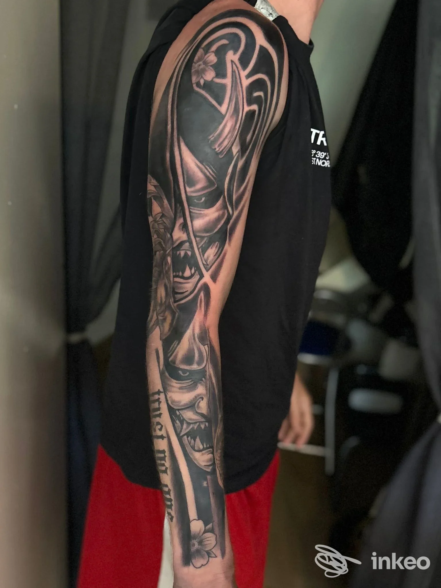 Manica tatuata in bianco e nero che copre tutto il braccio, lavoro mostrato da Tattoo World, Trieste.