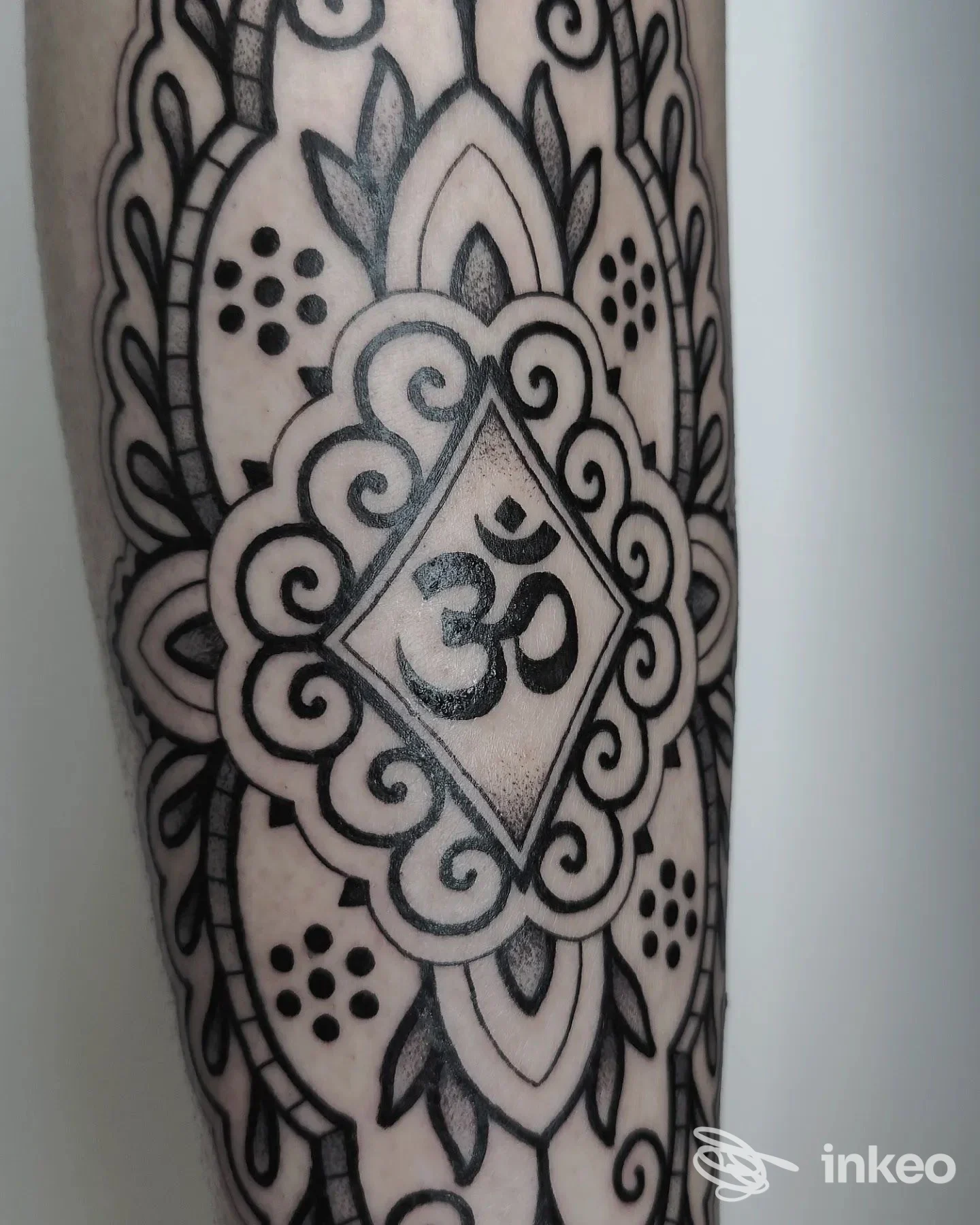 Dettaglio di un tatuaggio ornamentale nero e grigio sull'avambraccio, realizzato da SACRED RITES Tattoo&Piercing Studio a Udine.