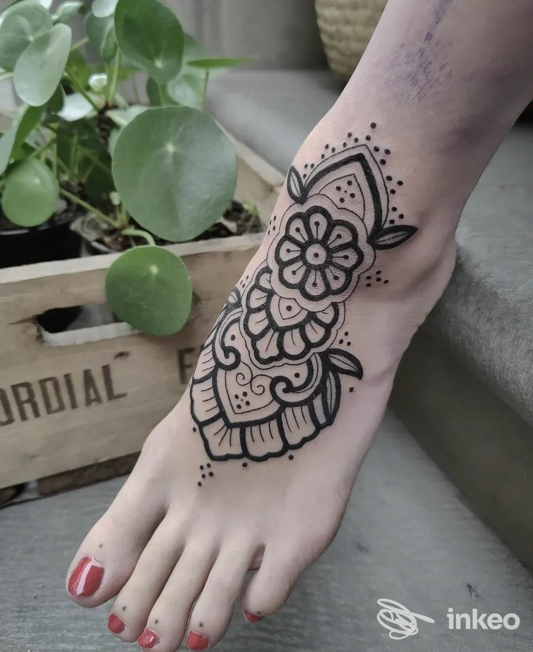 Tatuaggio ornamentale in nero sul dorso del piede, fotografia realizzata da SACRED RITES Tattoo&Piercing Studio a Udine.