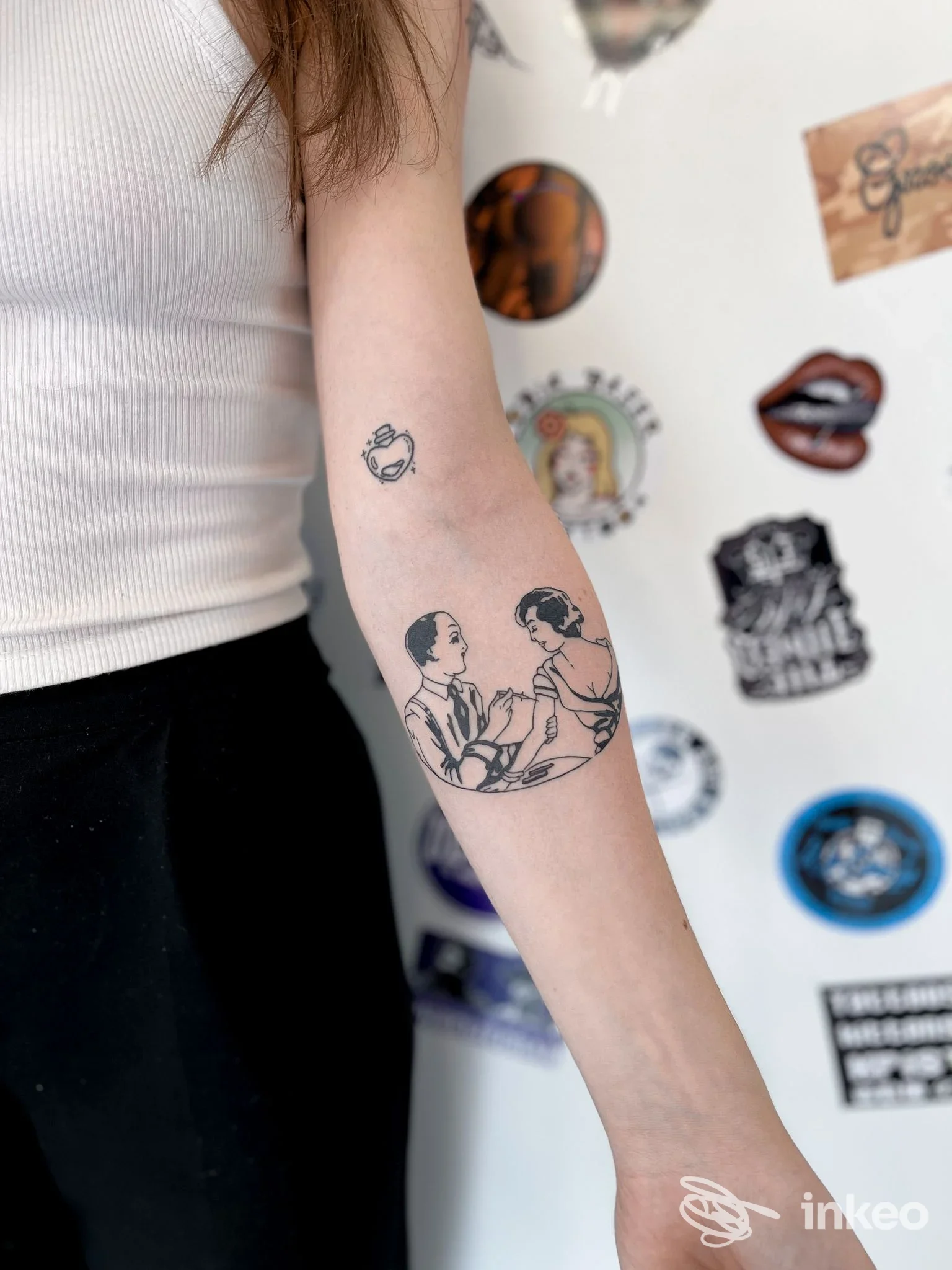 Primo piano del braccio con tatuaggi in stile linework, fotografato nello studio Essety Piercink Studio a Lignano Sabbiadoro.