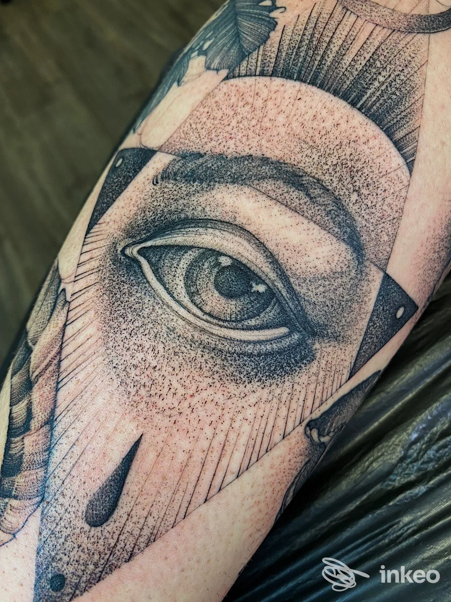 Primo piano di un tatuaggio a puntinato e linework raffigurante un grande occhio sull'avambraccio. Studio: Domino Tattooing, Sacile.