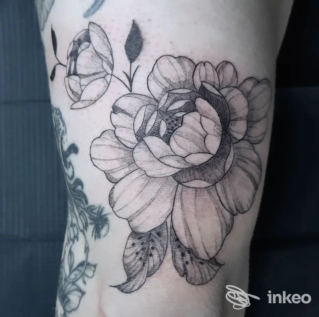 Tatuaggio floreale in bianco e nero su avambraccio, dettaglio linework e dotwork. Ivy Tattoo Studio, Gradisca d'Isonzo.