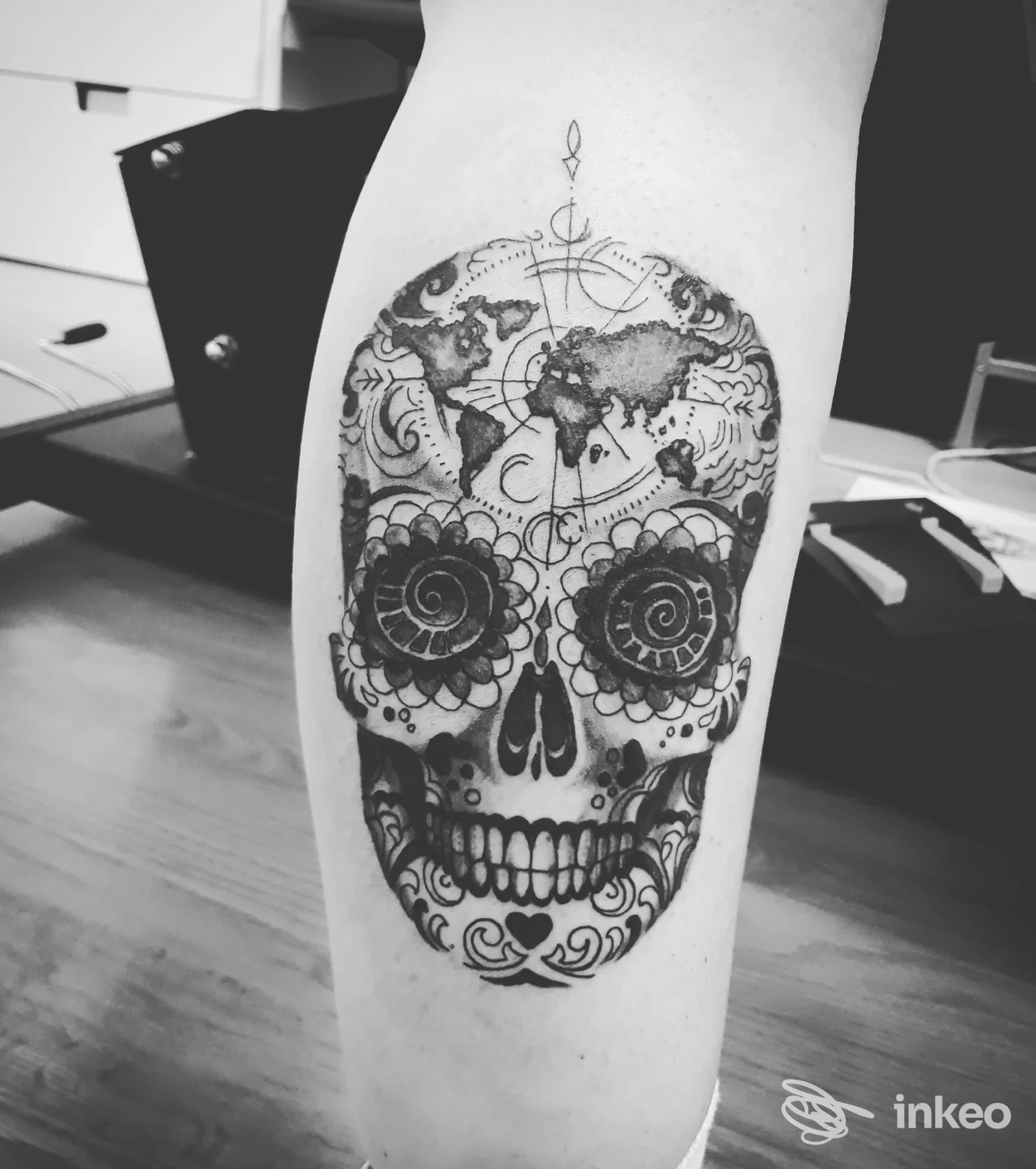 Tatuaggio a inchiostro nero di un teschio decorativo sull'avambraccio, foto proveniente dallo studio Alterink Tattooz a Codroipo.