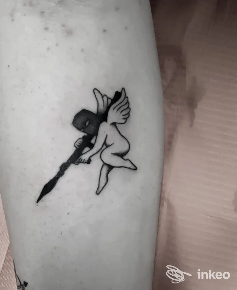 Tatuaggio di un angioletto nero su avambraccio, realizzato da Custom Way Tattoo a Gorizia.