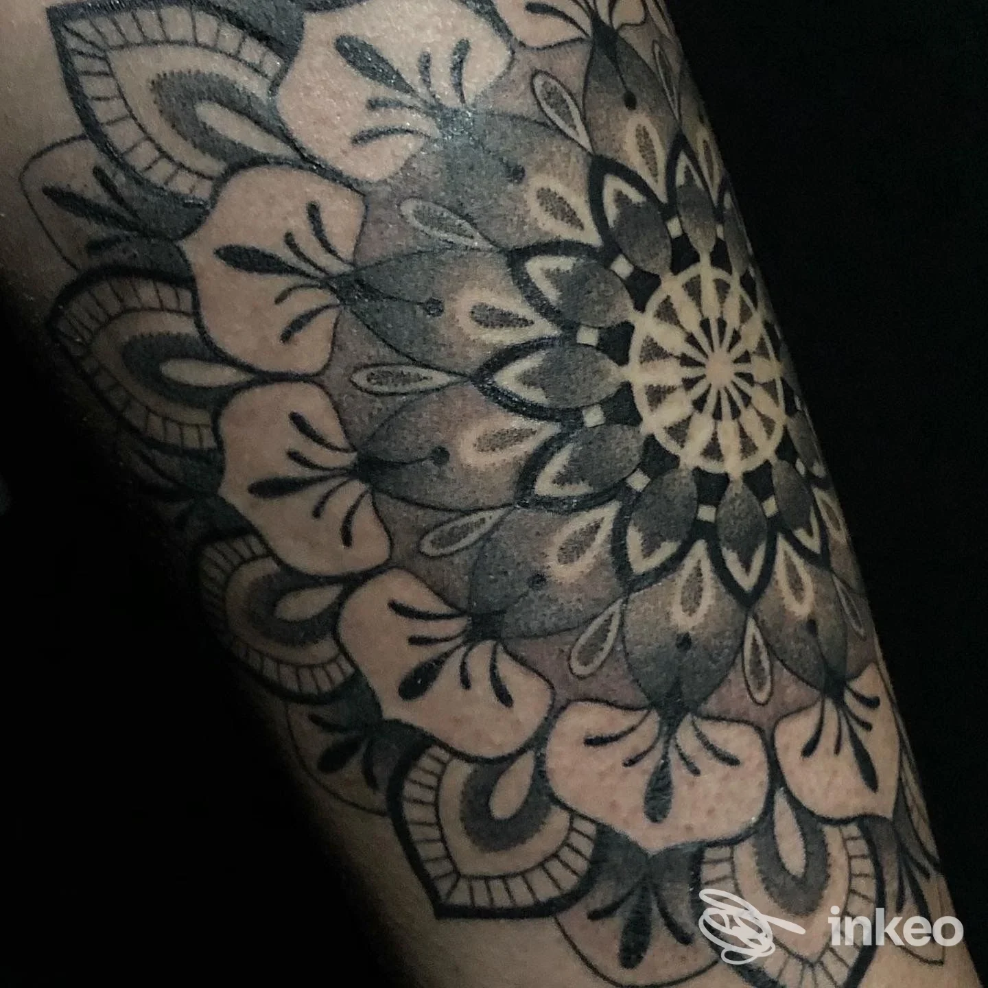 Dettaglio di un tatuaggio mandala in bianco e nero sull'avambraccio. Black Iron Tattoo, Lignano Sabbiadoro.