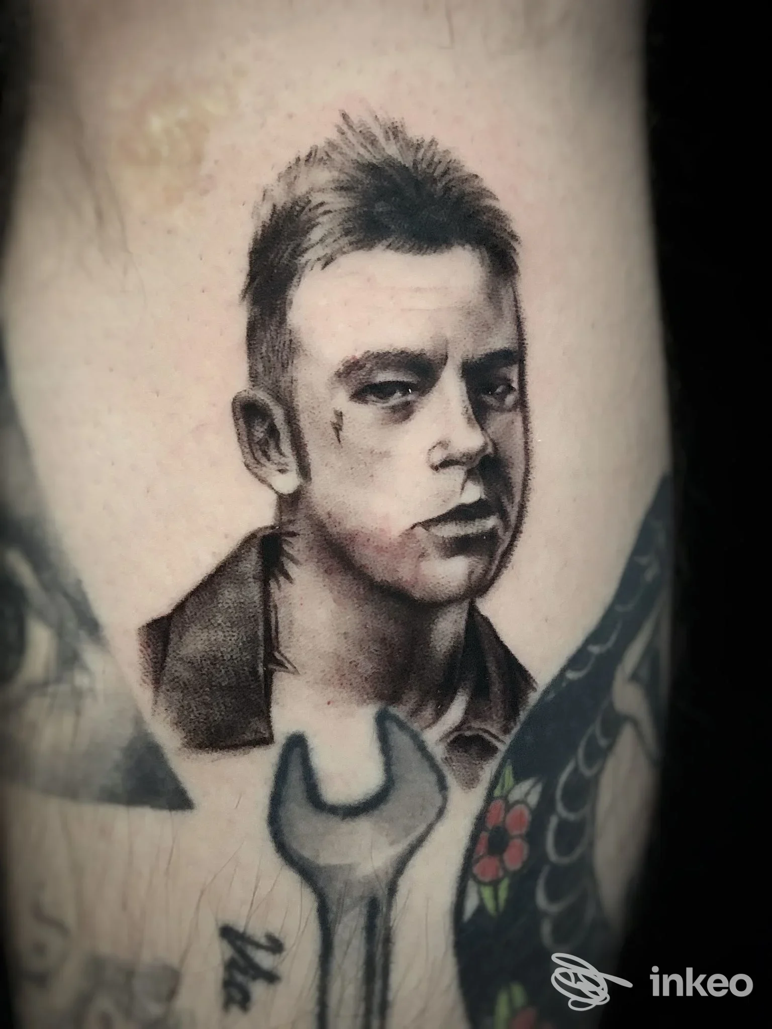 Ritratto realistico in bianco e nero tatuato sul braccio. Black Iron Tattoo, Lignano Sabbiadoro.