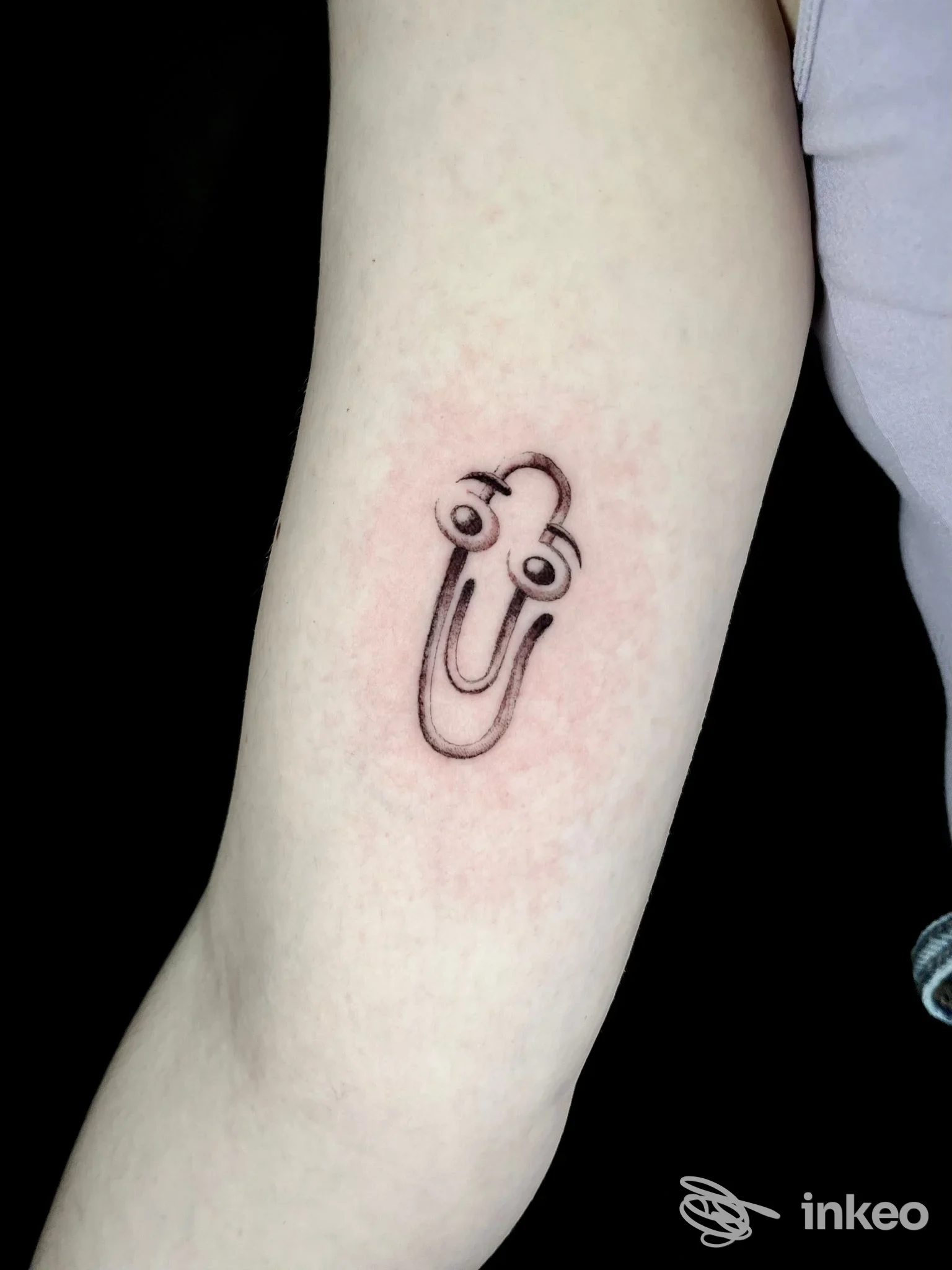 Piccolo tatuaggio in stile cartoon sul avambraccio interno, realizzato da Old Skull - Tattoo Garage a Pordenone.
