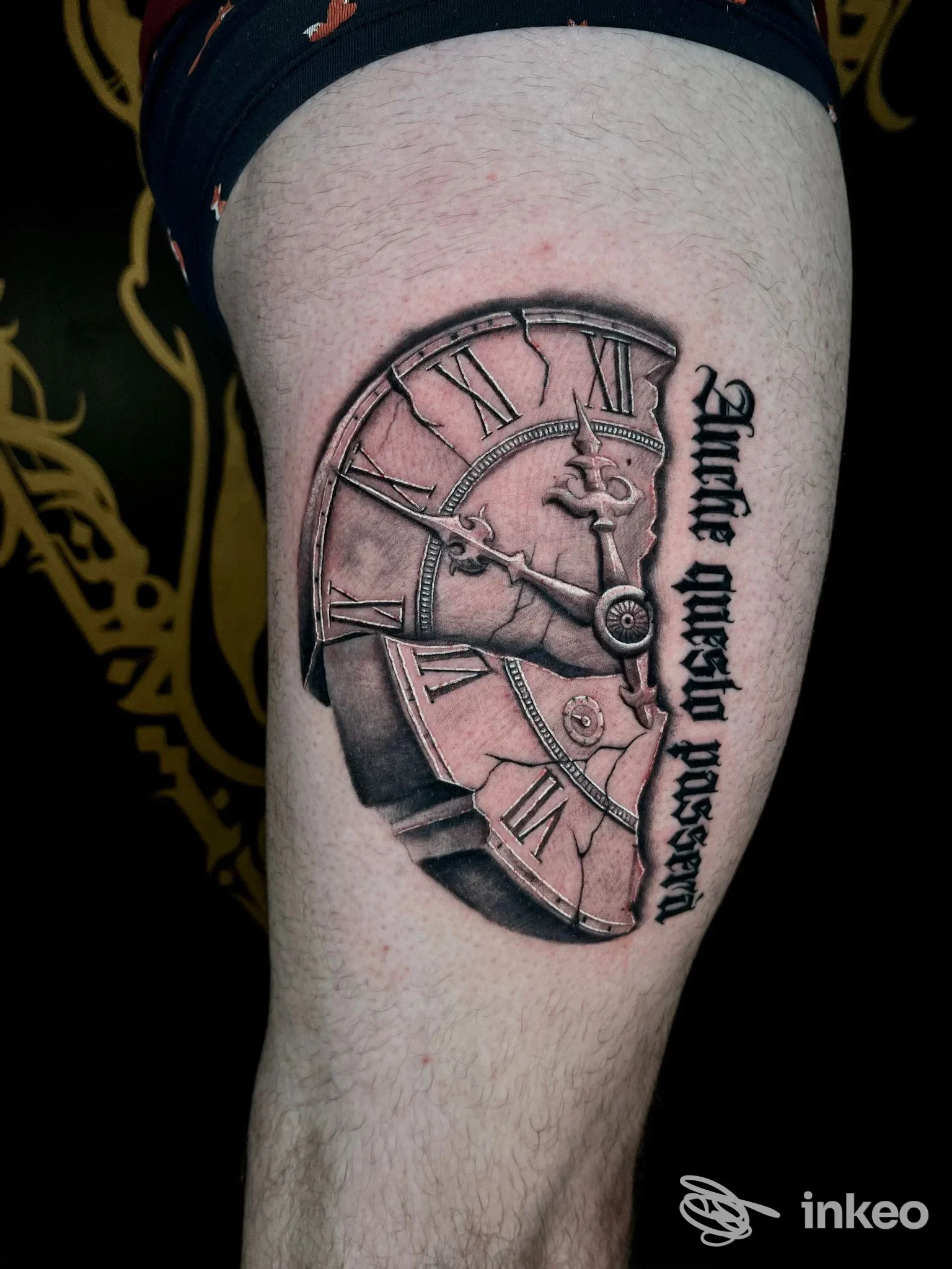Tatuaggio orologio realistico in bianco e nero sulla coscia, eseguito da Old Skull - Tattoo Garage a Pordenone.