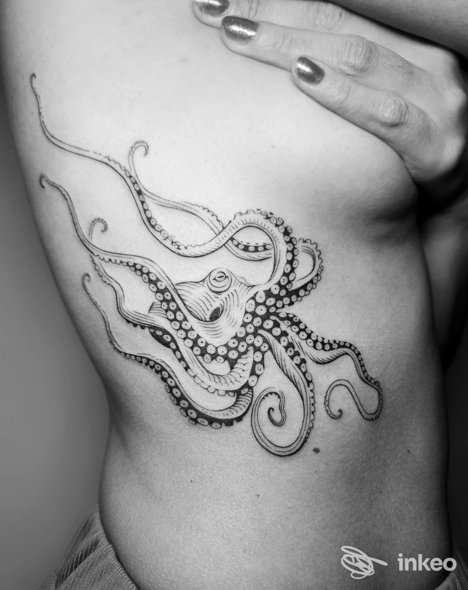 Tatuaggio a polpo sul fianco di una persona, fotografia di AufBau Tattoo, Udine.
