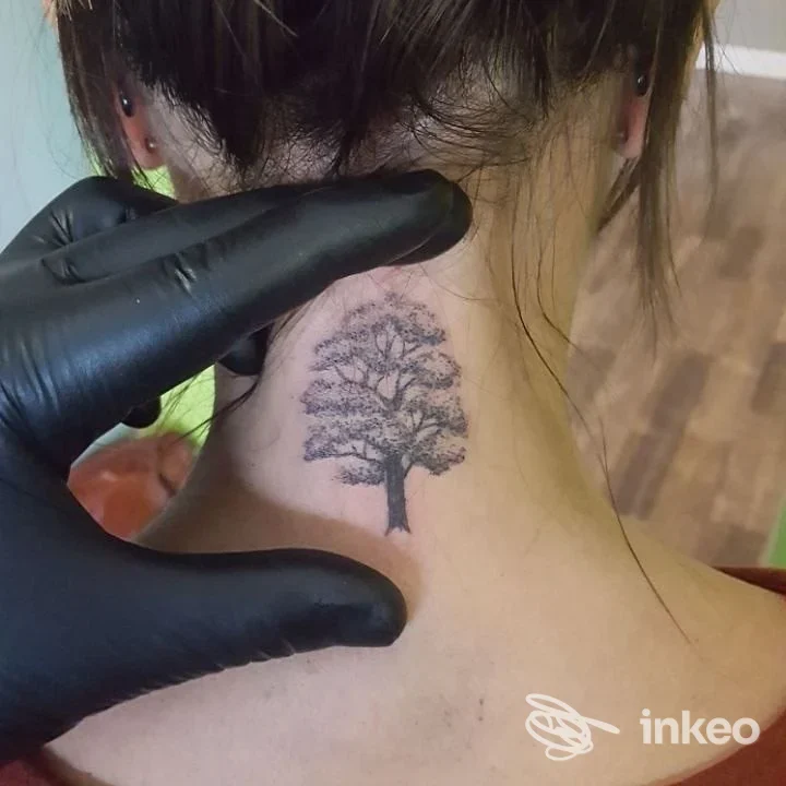 Tatuaggio a forma di albero sulla nuca, foto scattata nello studio Yomi Tattoo Studio a San Vito al Tagliamento.