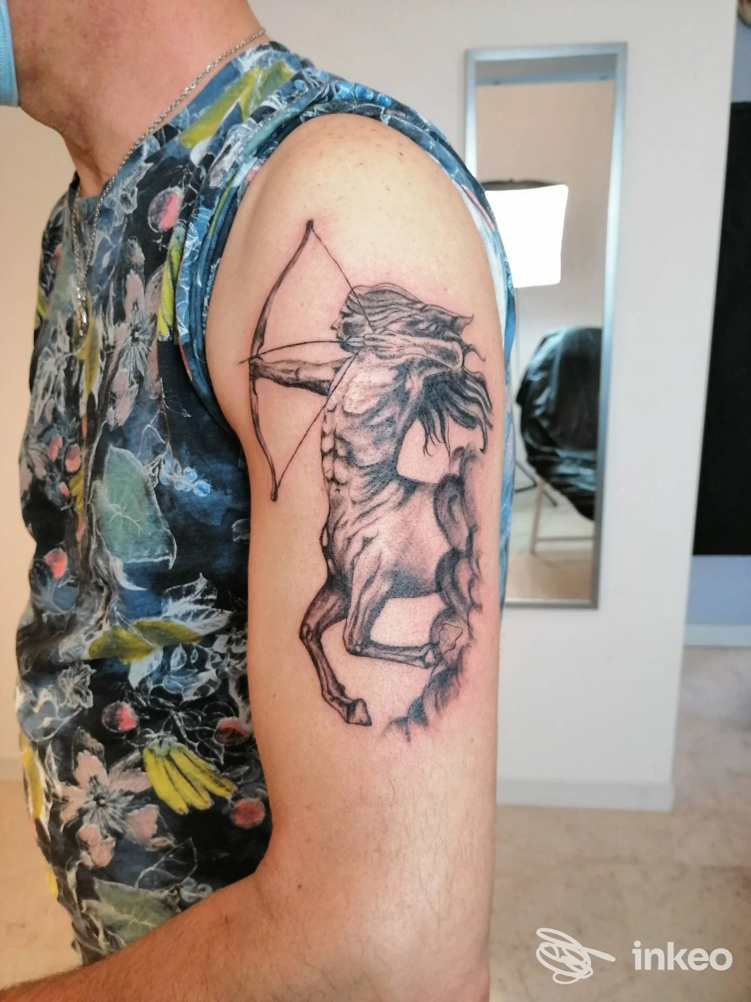 Tatuaggio in nero/grigio raffigurante un centauro con arco sul braccio superiore, foto per portfolio Old Ink Tattoo, Fiume Veneto.