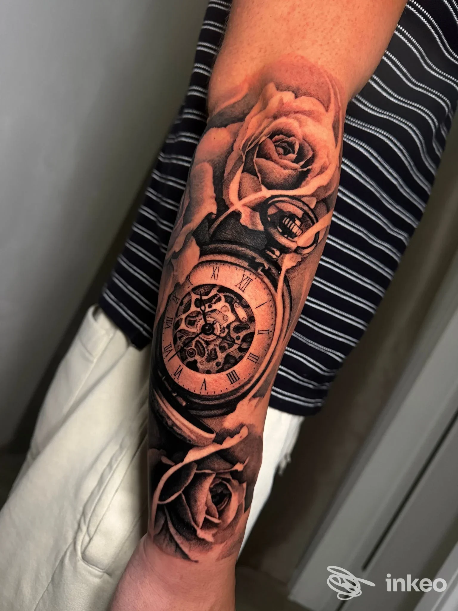 Tatuaggio realistico di rose e orologio su avambraccio, foto fornita da Sinked Art Tattoo Atelier, Pordenone.