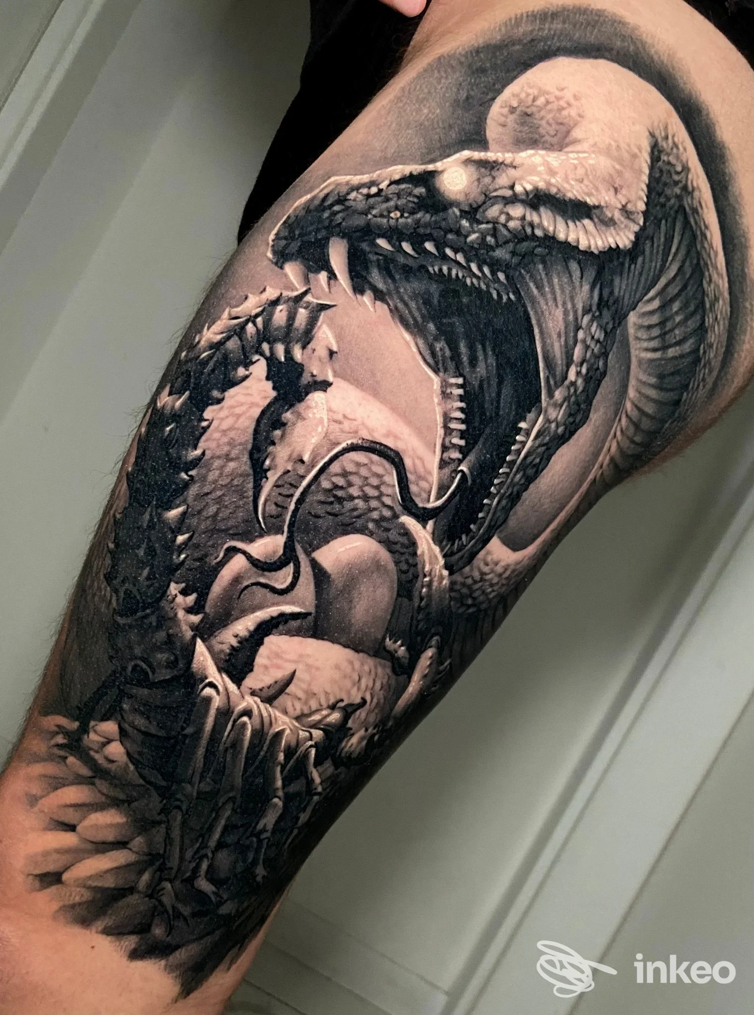 Tatuaggio black & grey realistico di un grande serpente su pelle, Sinked Art Tattoo Atelier, Pordenone.