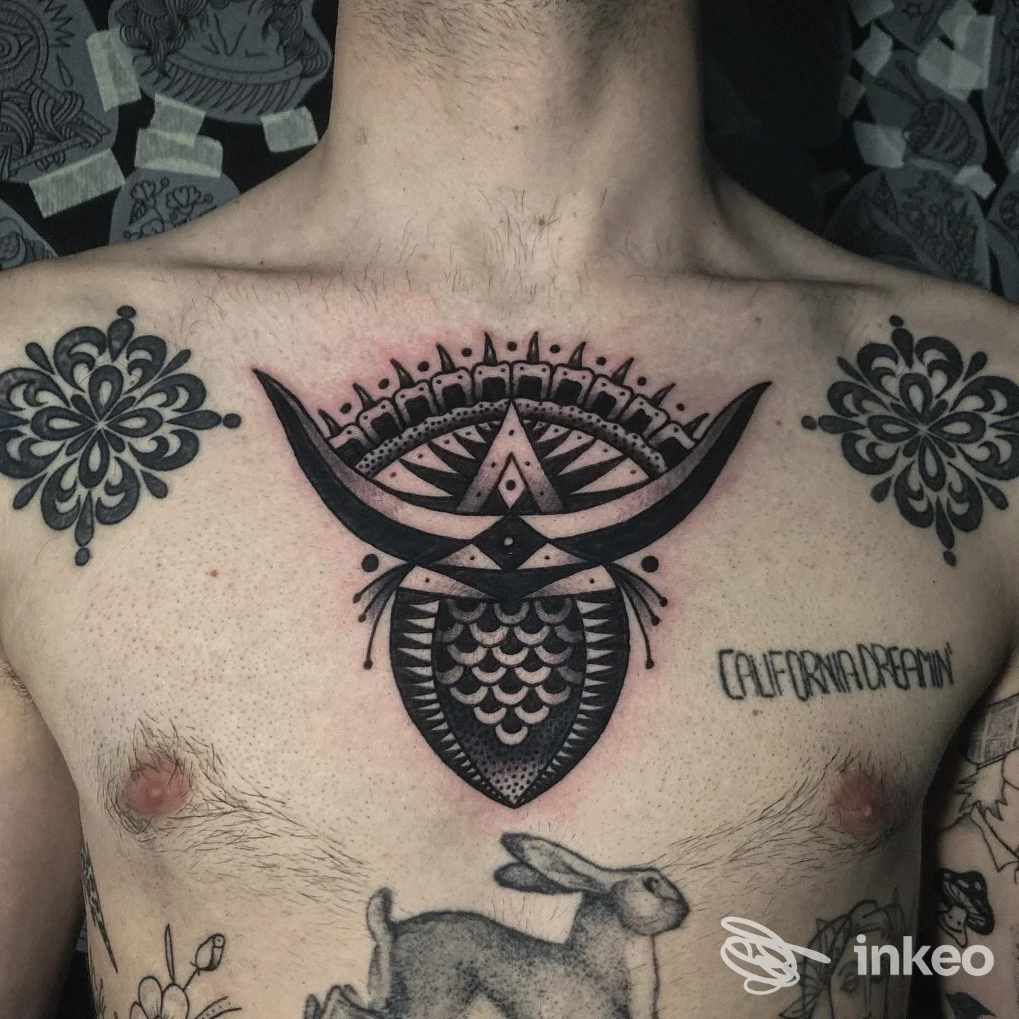Tatuaggi sul petto con motivo centrale stilizzato, foto fornita da ELECTRICAT TATTOOING, Trieste.