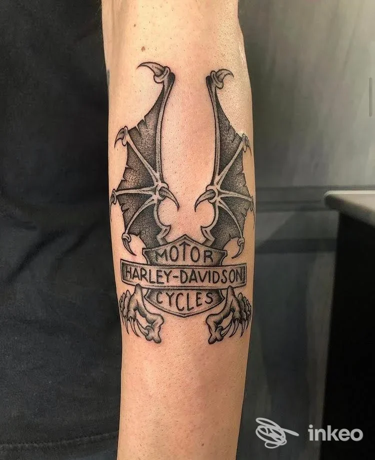 Tatuaggio black and grey sul sottoavambraccio con logo Harley-Davidson stilizzato, foto per Upbeat Tattoo studio a Sacile.