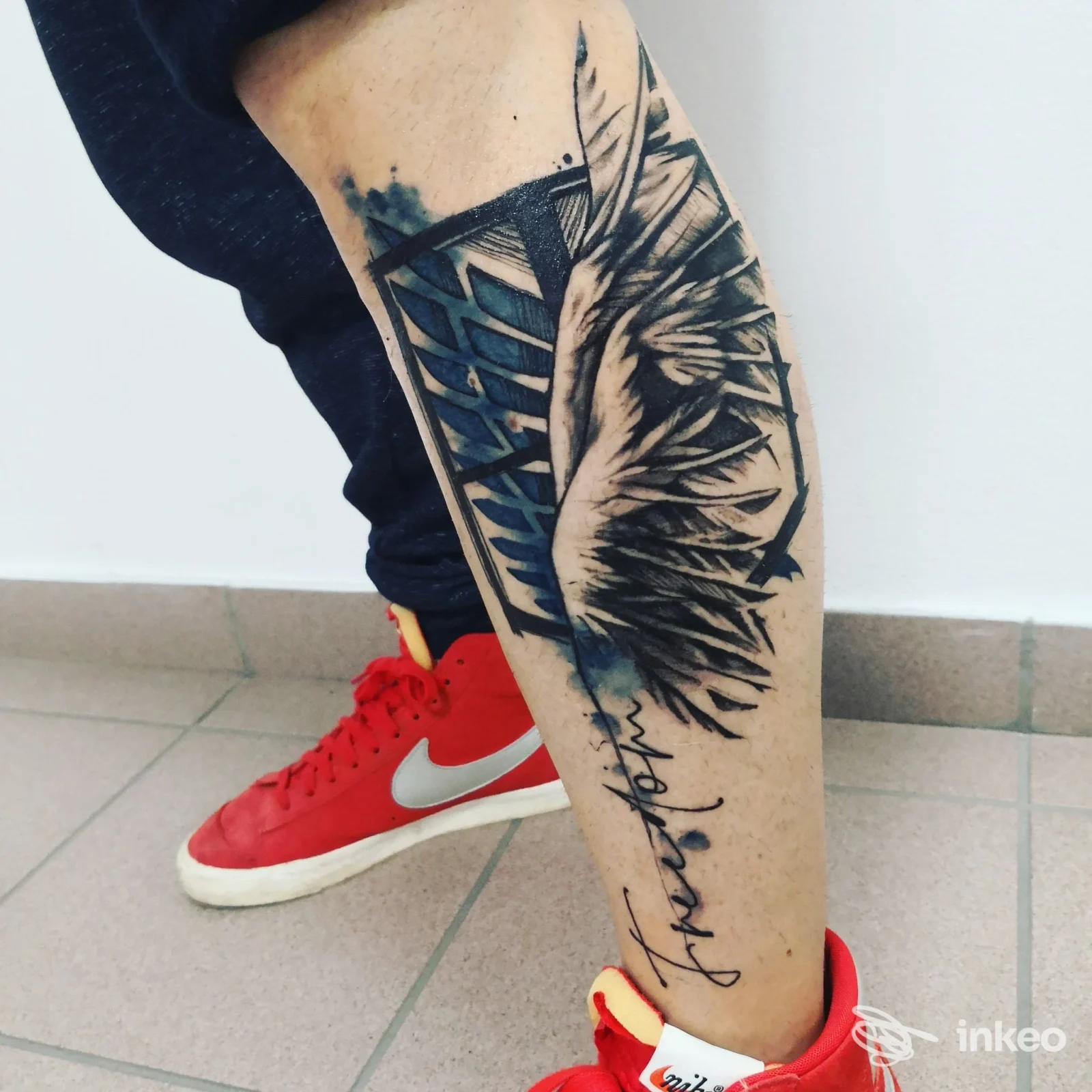 Tatuaggio al polpaccio con motivo a piuma e elementi geometrici, foto inviata da Anjesh Tattoo, Gradisca d'Isonzo.