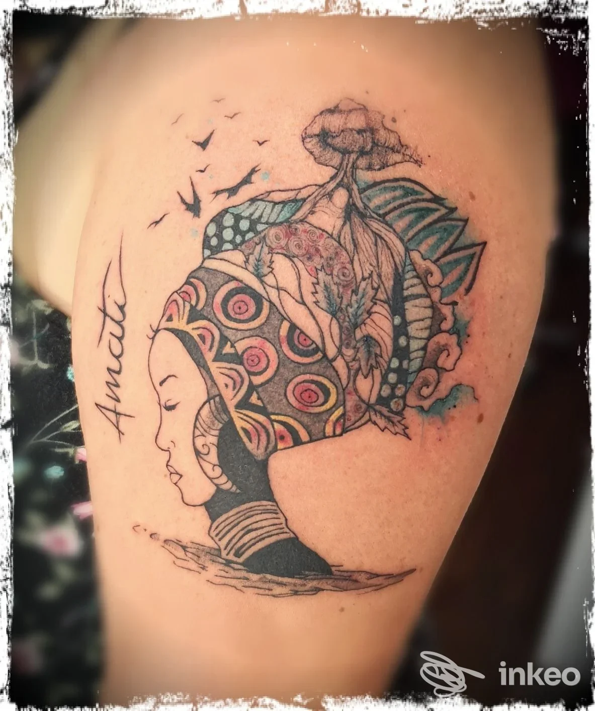 Tatuaggio a colori sul braccio superiore con profilo femminile e copricapo decorato, Anjesh Tattoo, Gradisca d'Isonzo.