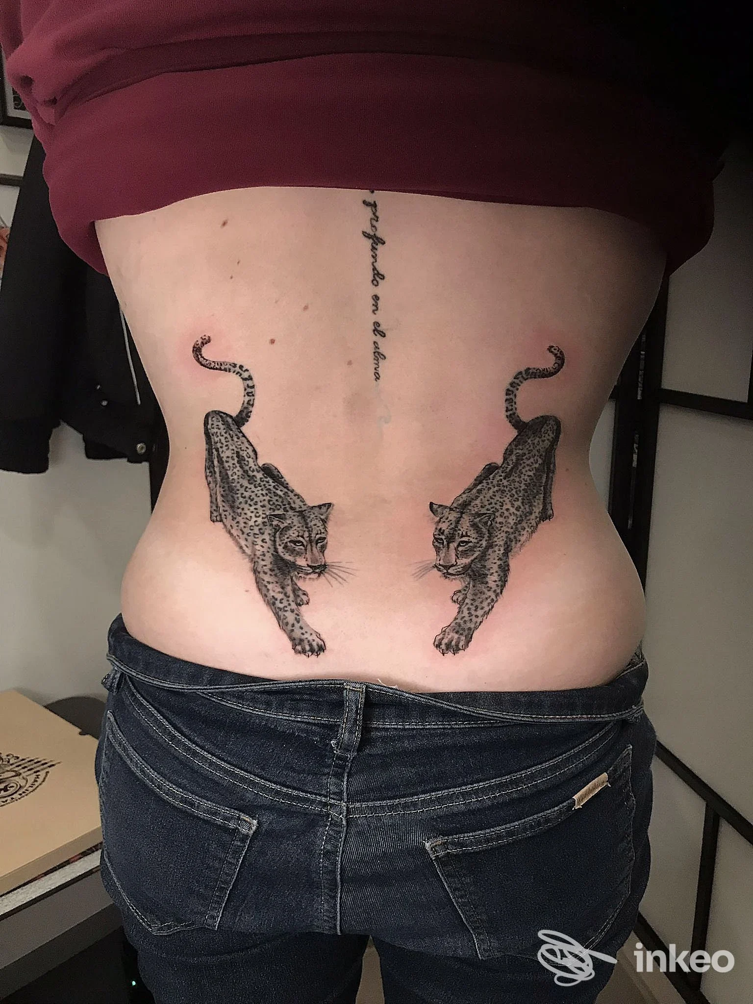 Due tatuaggi speculari di grandi felini sulla parte bassa della schiena, foto fornita da Pinkpanther Tattoo a Castello d'Aviano.