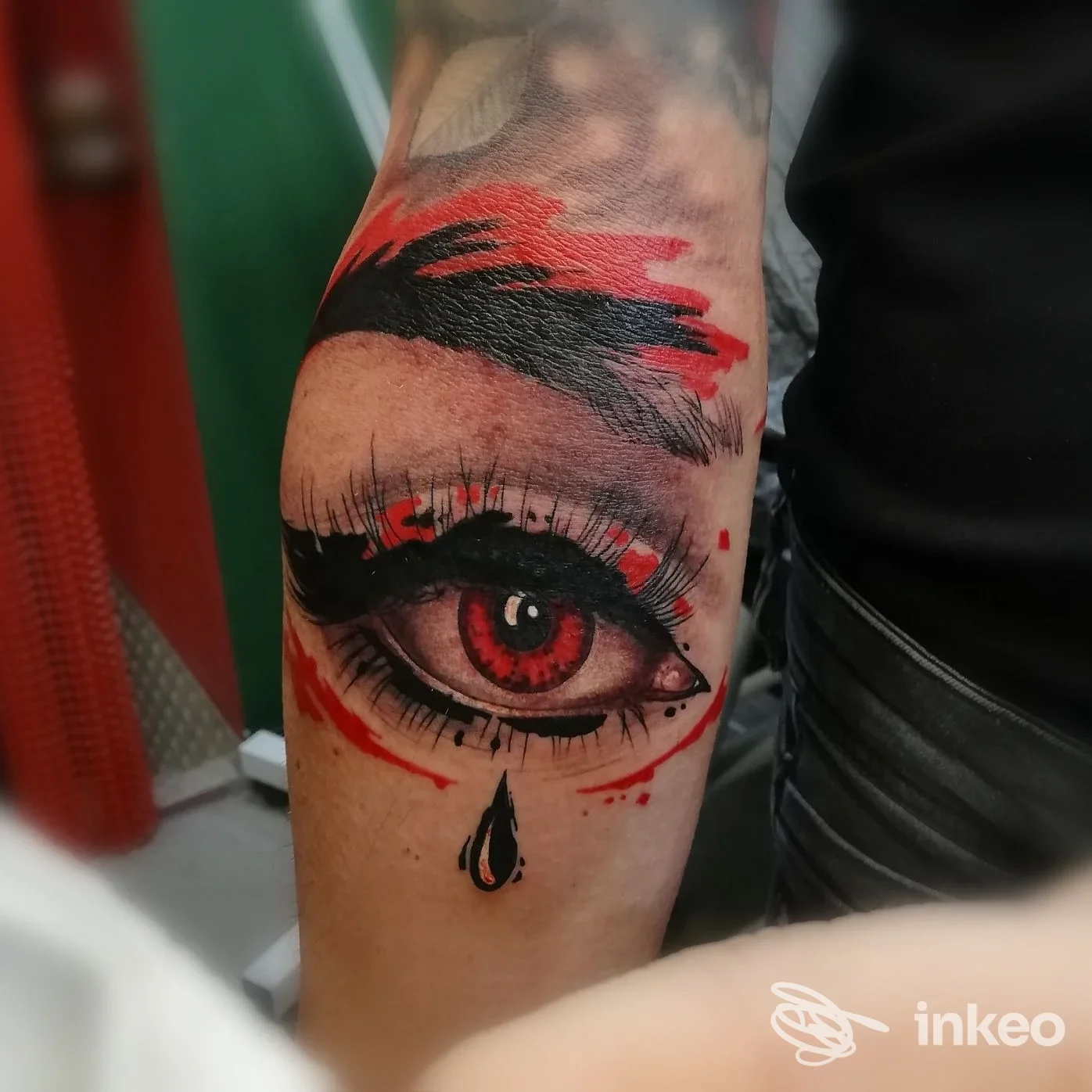 Tatuaggio a colori di un occhio con lacrima sul avambraccio, foto pubblicata dallo studio Second Skin a Trieste.