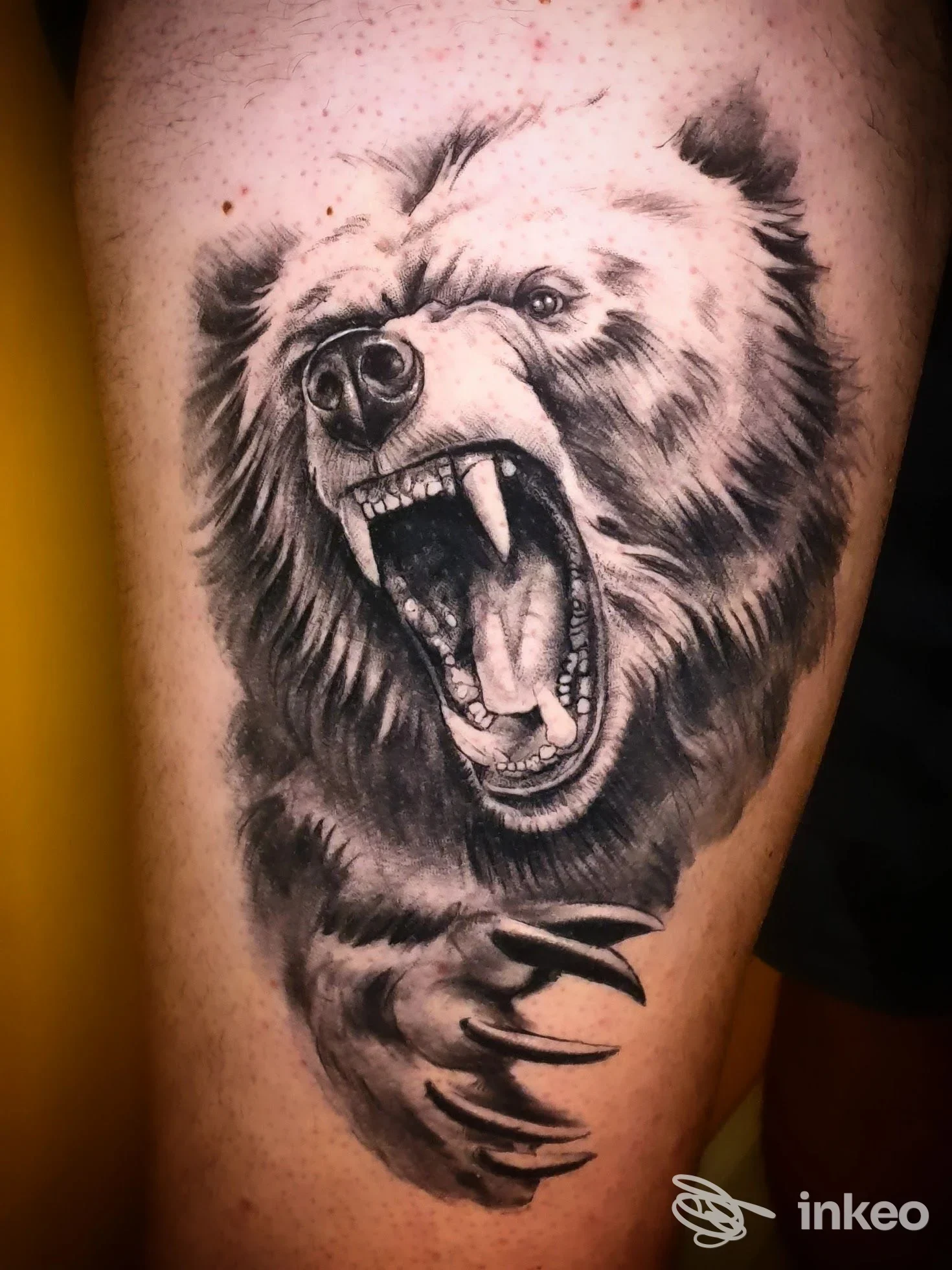 Tatuaggio realistico di un orso ruggente in nero e grigio sulla coscia, Ad Astra tattoo atelier, Gorizia.