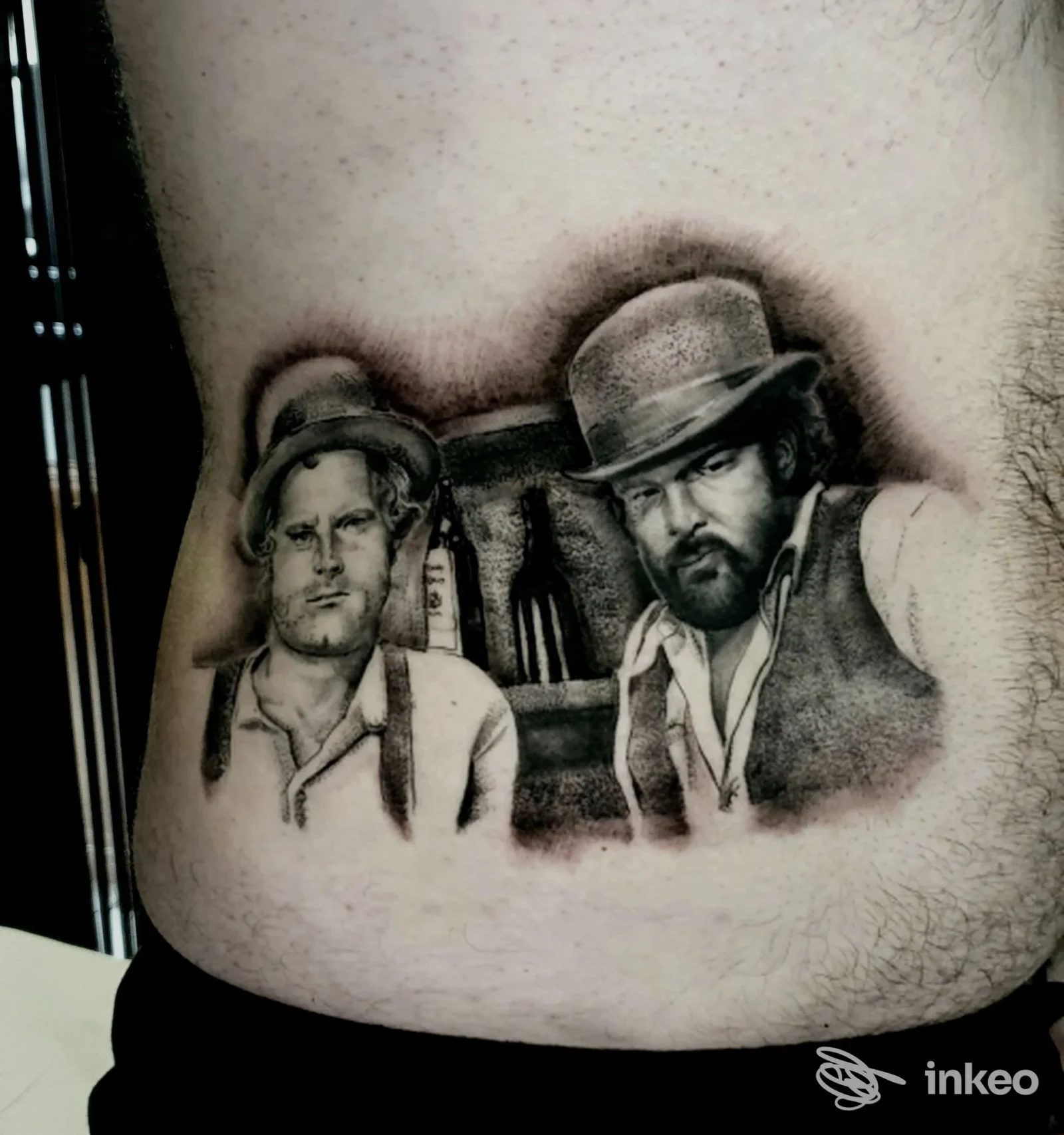Tatuaggio ritratto in bianco e nero sul fianco, realizzato da Ad Astra tattoo atelier a Gorizia.