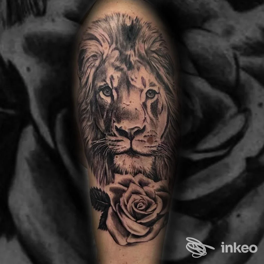 Tatuaggio realistico in bianco e nero di un leone e una rosa sull'avambraccio, Pitt Tattoo Studio, Udine.