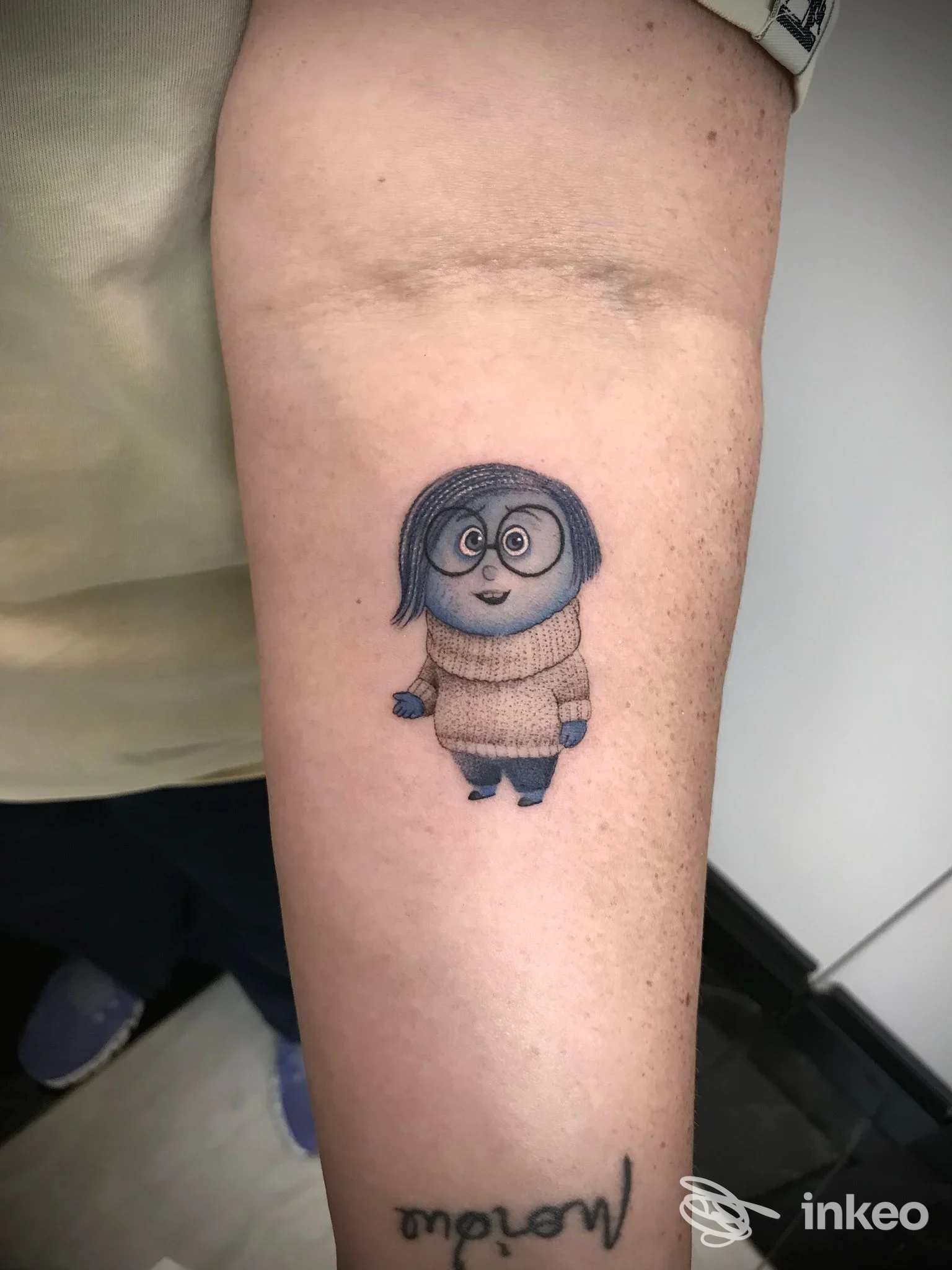Tatuaggio a cartone animato sull'avambraccio, foto dello studio La Machine tattoo a Trieste.