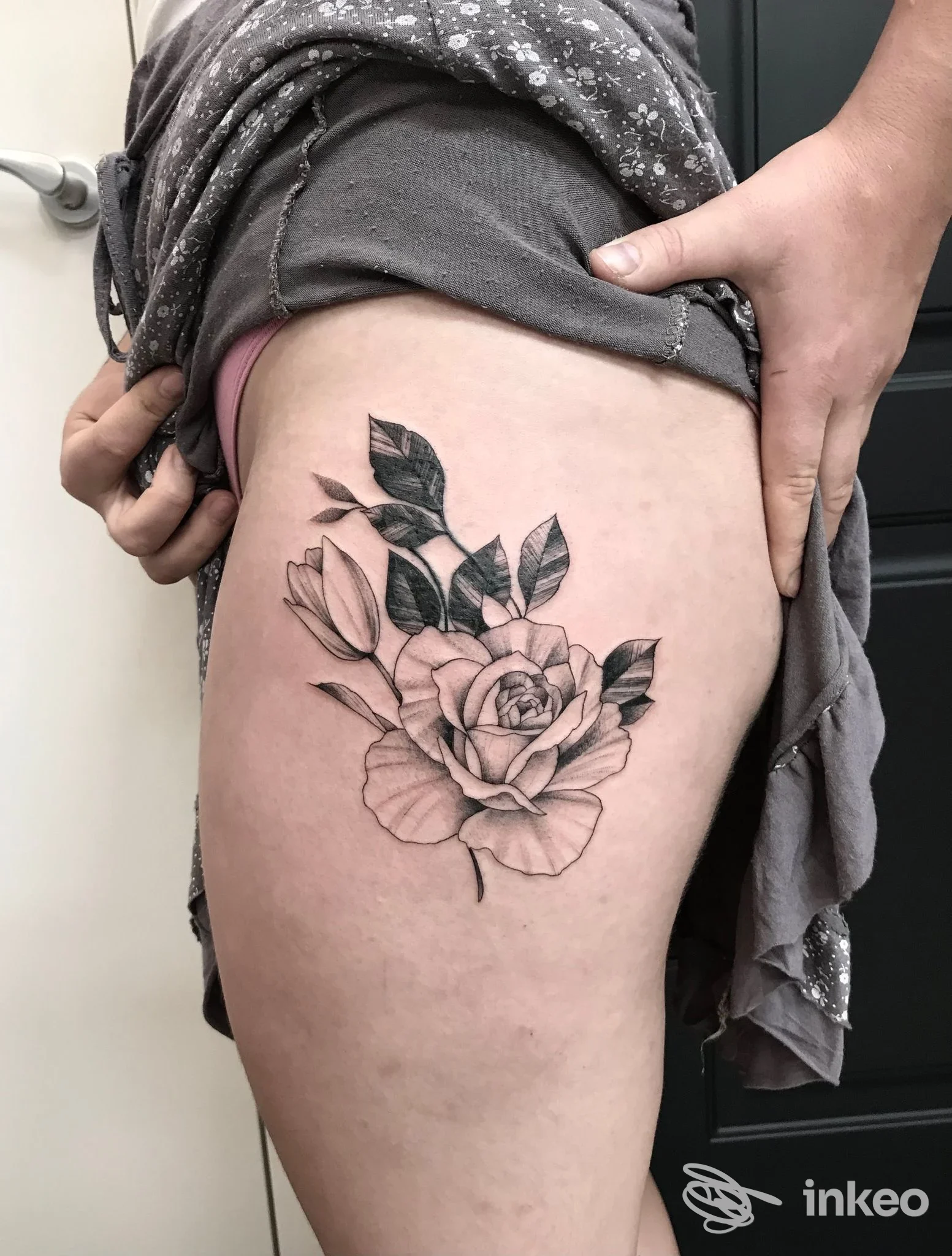Tatuaggio a rosa in bianco e nero sulla coscia, foto dallo studio La Machine Tattoo a Trieste.