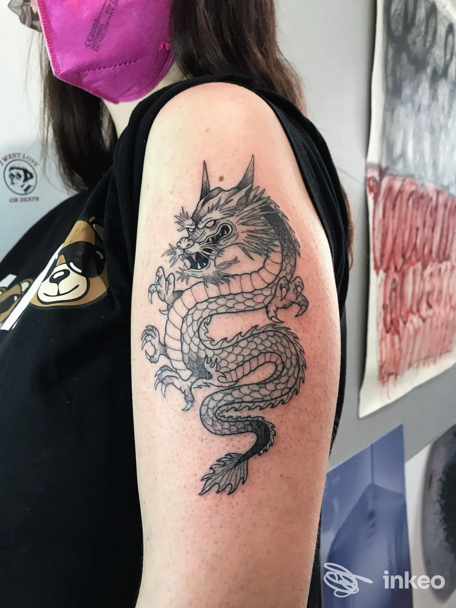 Foto del tatuaggio a inchiostro nero di un drago sul braccio superiore, Another One - Tattoo & Art Studio, Cormons.