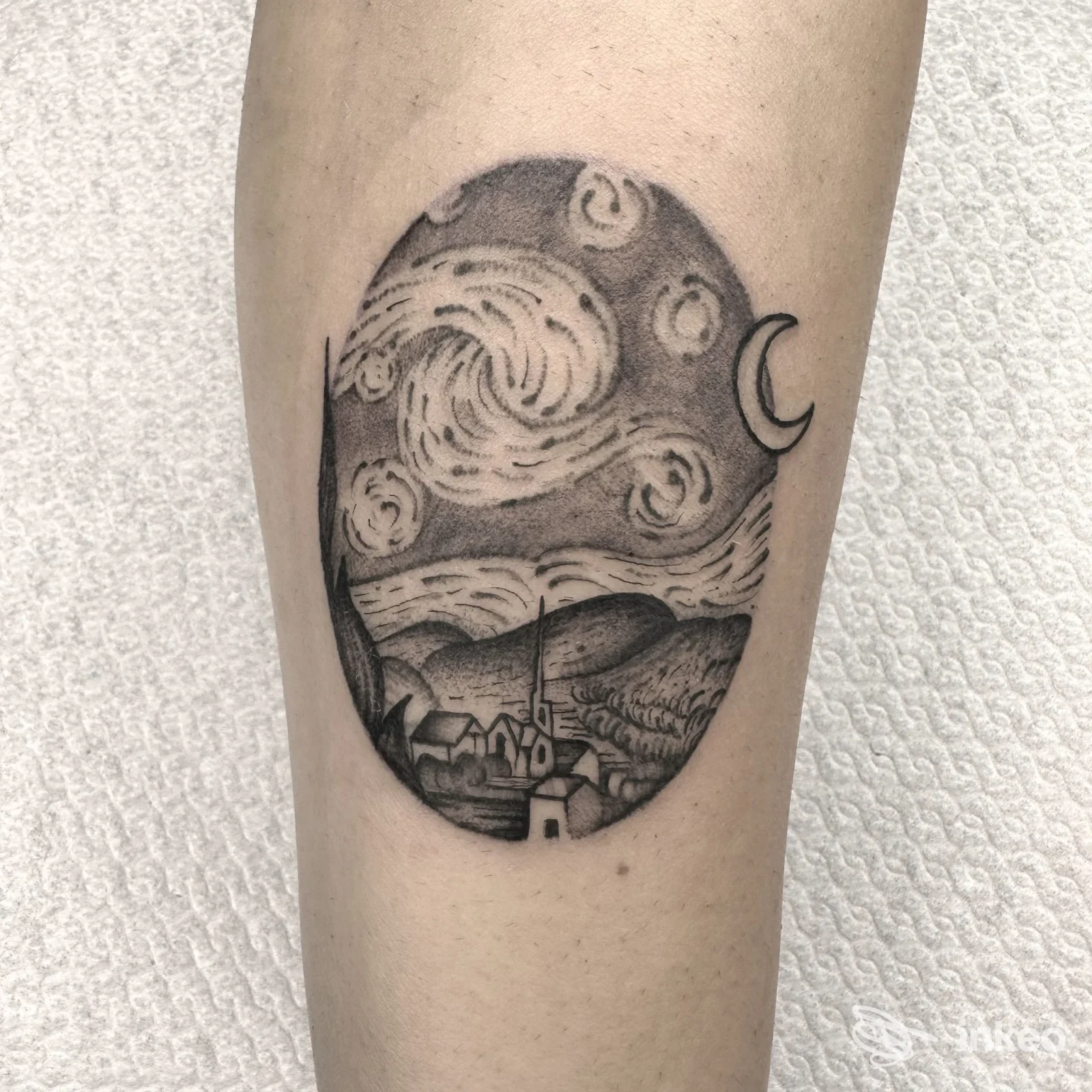 Tatuaggio blackwork/dotwork a ovale su avambraccio: paesaggio notturno con cielo mosso, stelle e mezzaluna. La Burra Tattoo Studio, Cividale del Friuli.