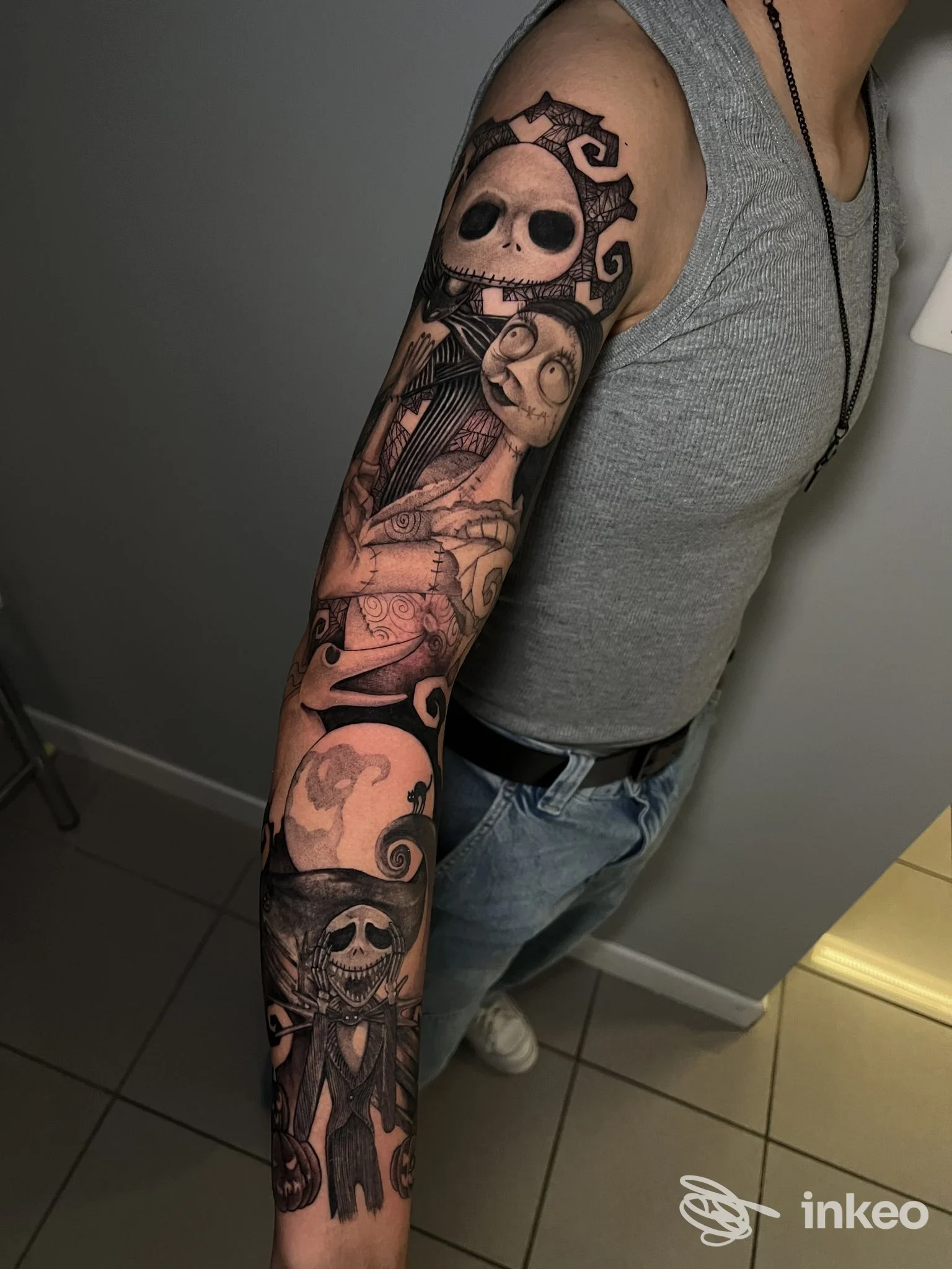 Manica completa su braccio destro con personaggi scheletrici e luna, foto inviata da Tattoo Crew Aviano, Aviano.