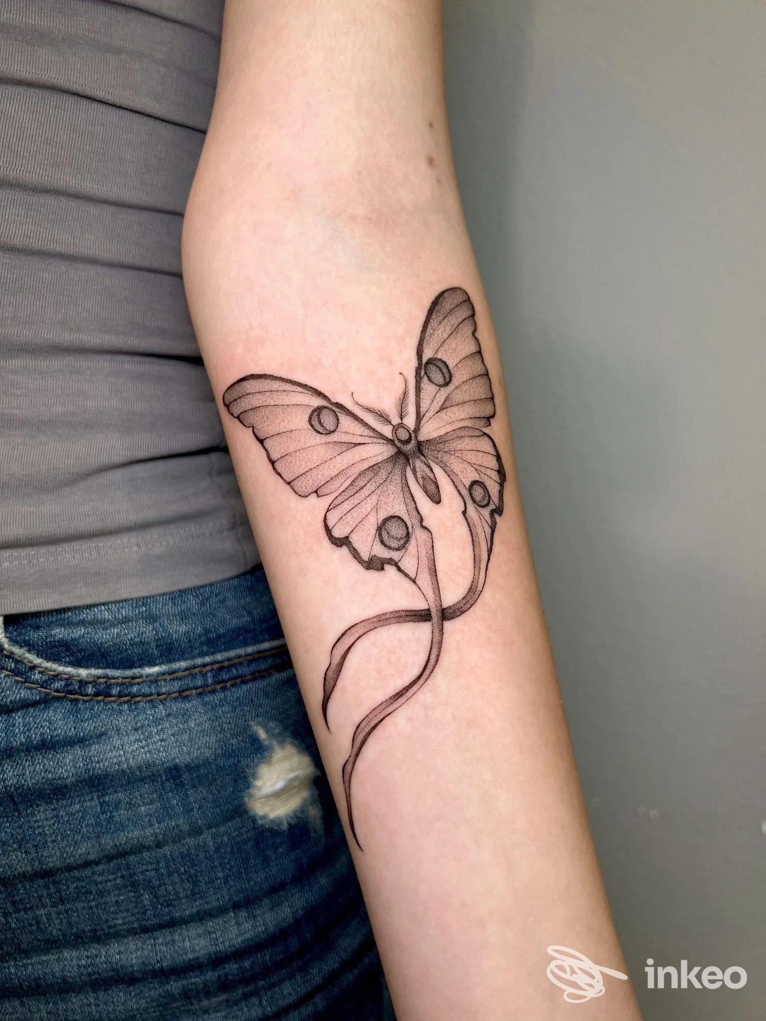 Tatuaggio di una farfalla stilizzata sull'avambraccio interno, lavoro eseguito da Tattoo Crew Aviano, Aviano.