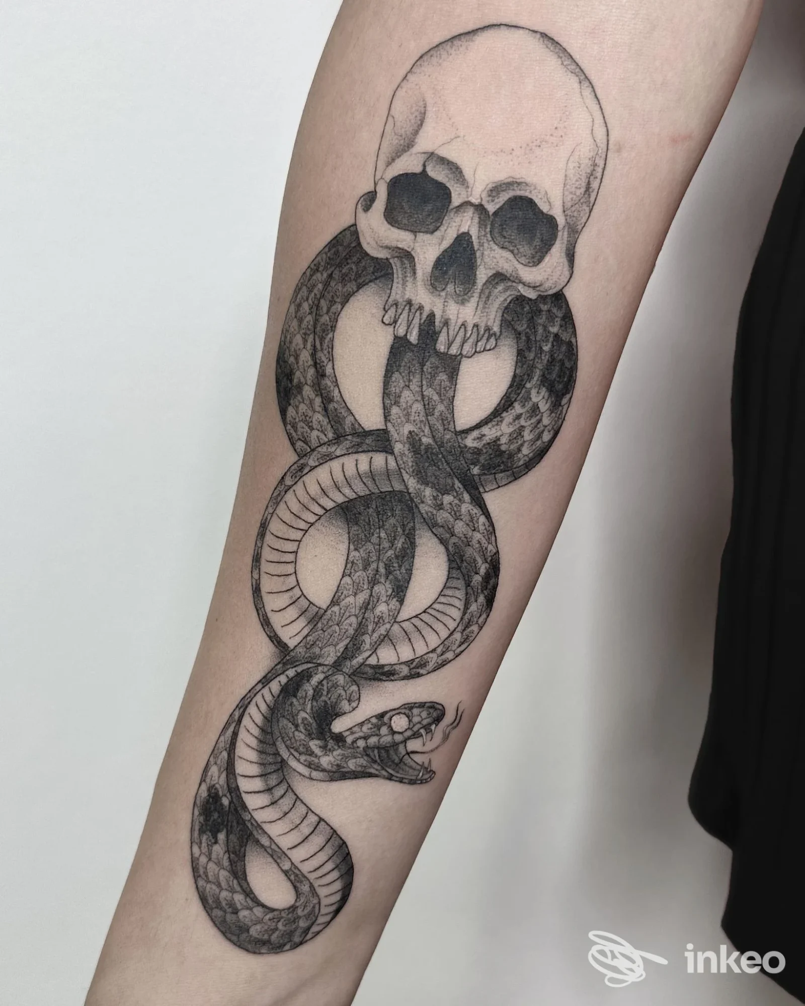 Tatuaggio su avambraccio con teschio e serpente, foto caricato da NERO tattoo atelier a Duino Aurisina.