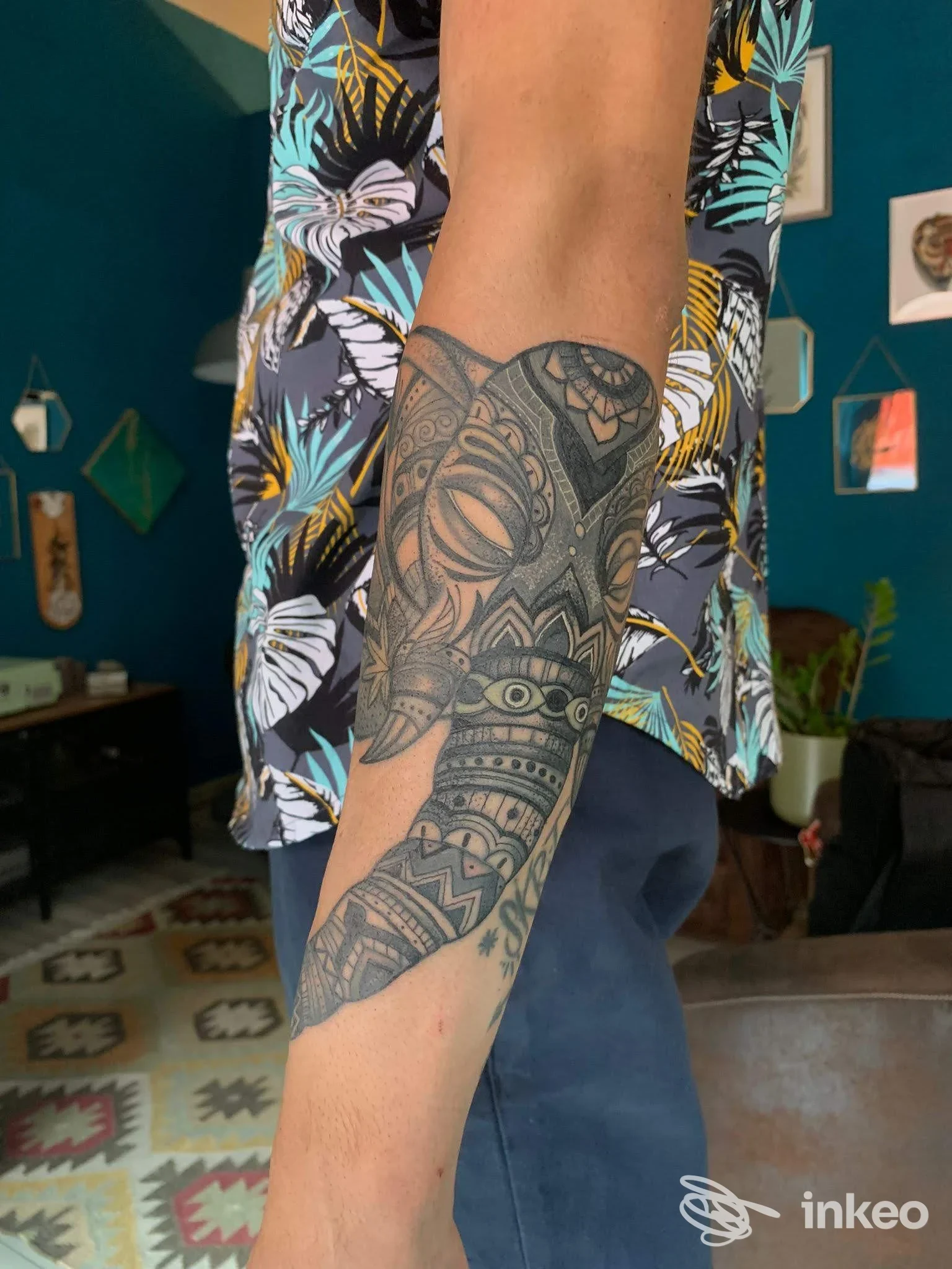 Avambraccio con tatuaggio ornamentale e geometrico in nero, foto dello studio Outsiders-tattooshop a Udine.