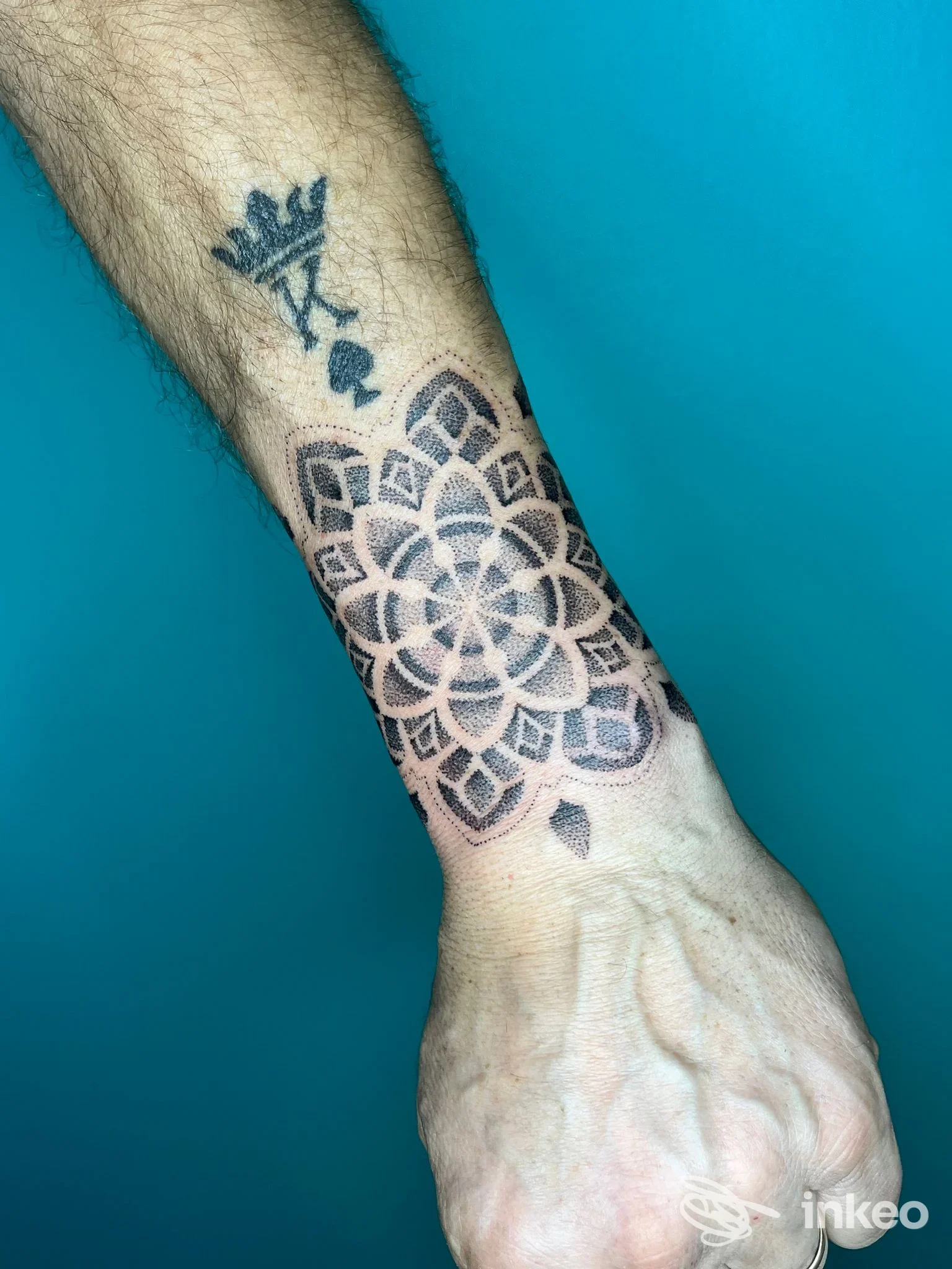 Tatuaggio mandala nero sul polso e avambraccio, scatto ravvicinato realizzato da TATTY.INK tattoo studio a Manzano.