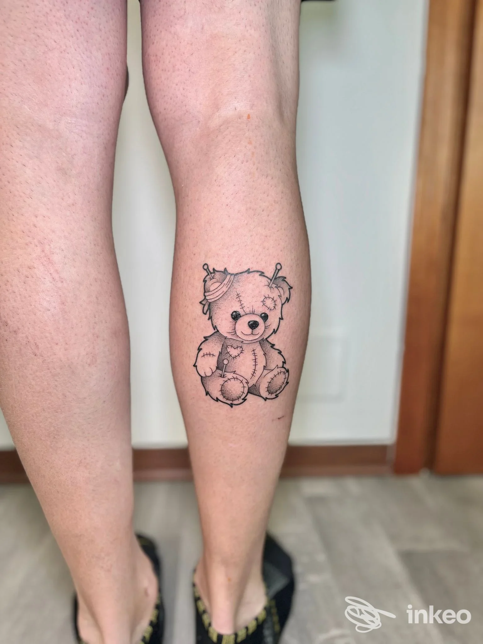 Tatuaggio di un orsetto stilizzato sul polpaccio, foto per TATTY.INK tattoo studio a Manzano.