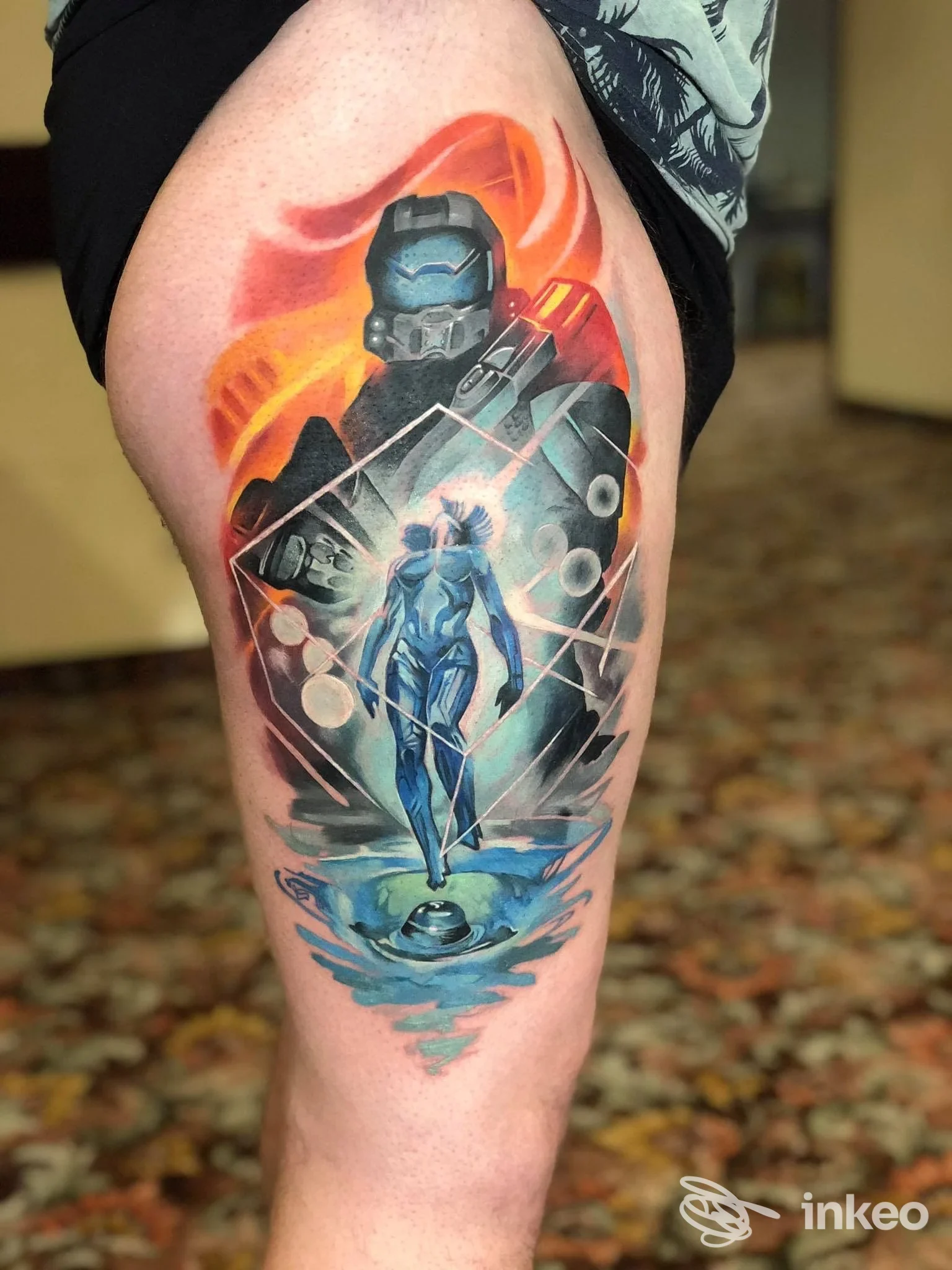 Tatuaggio a colori sulla coscia con figura umanoide futuristica e elementi geometrici — Attenti Al Lupo Tattoo, Chions.