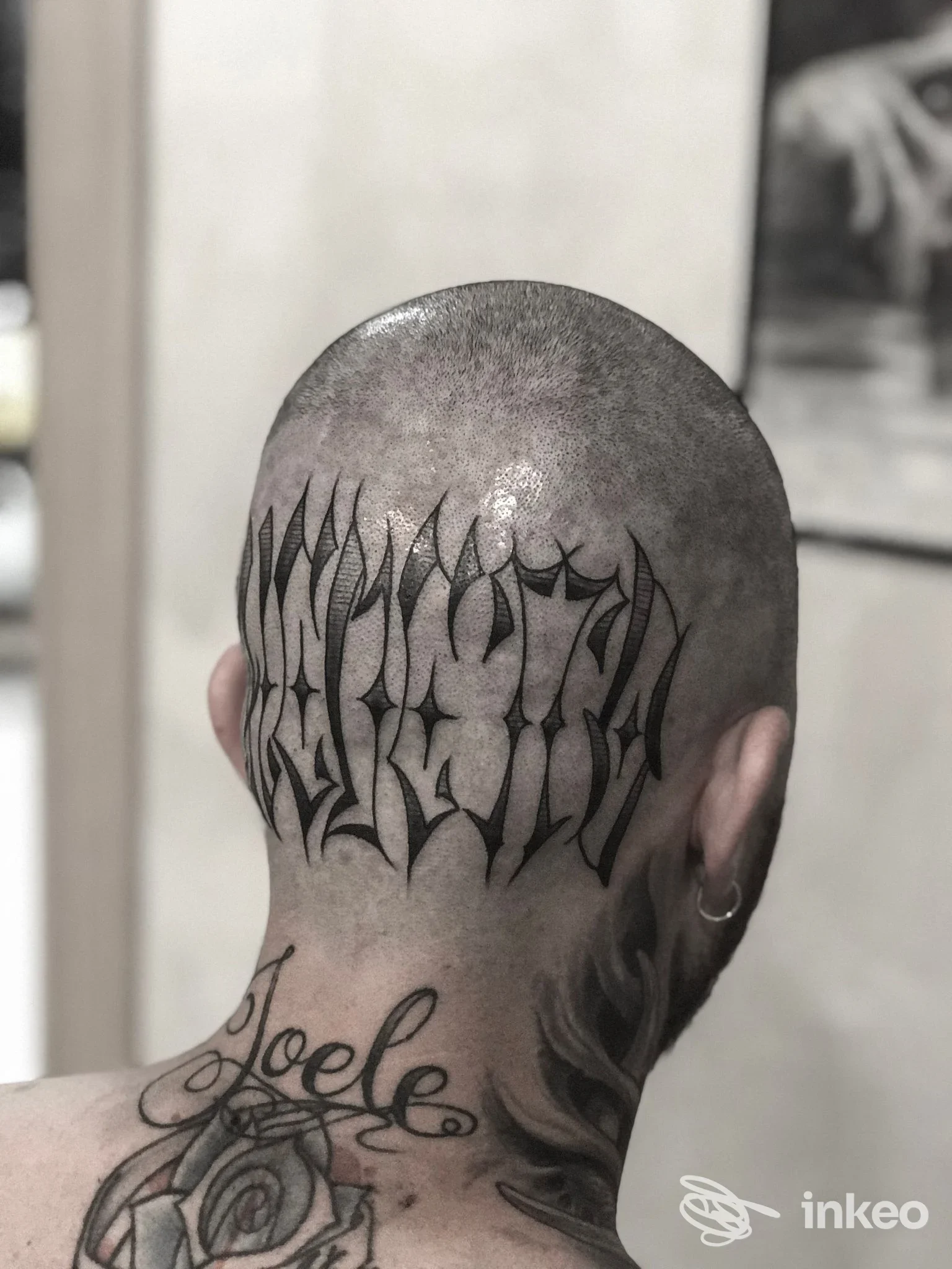 Tatuaggio lettering sulla parte posteriore del cranio e rose con la scritta 'Joele' sulla nuca, foto inviata da Attenti Al Lupo Tattoo, Chions.