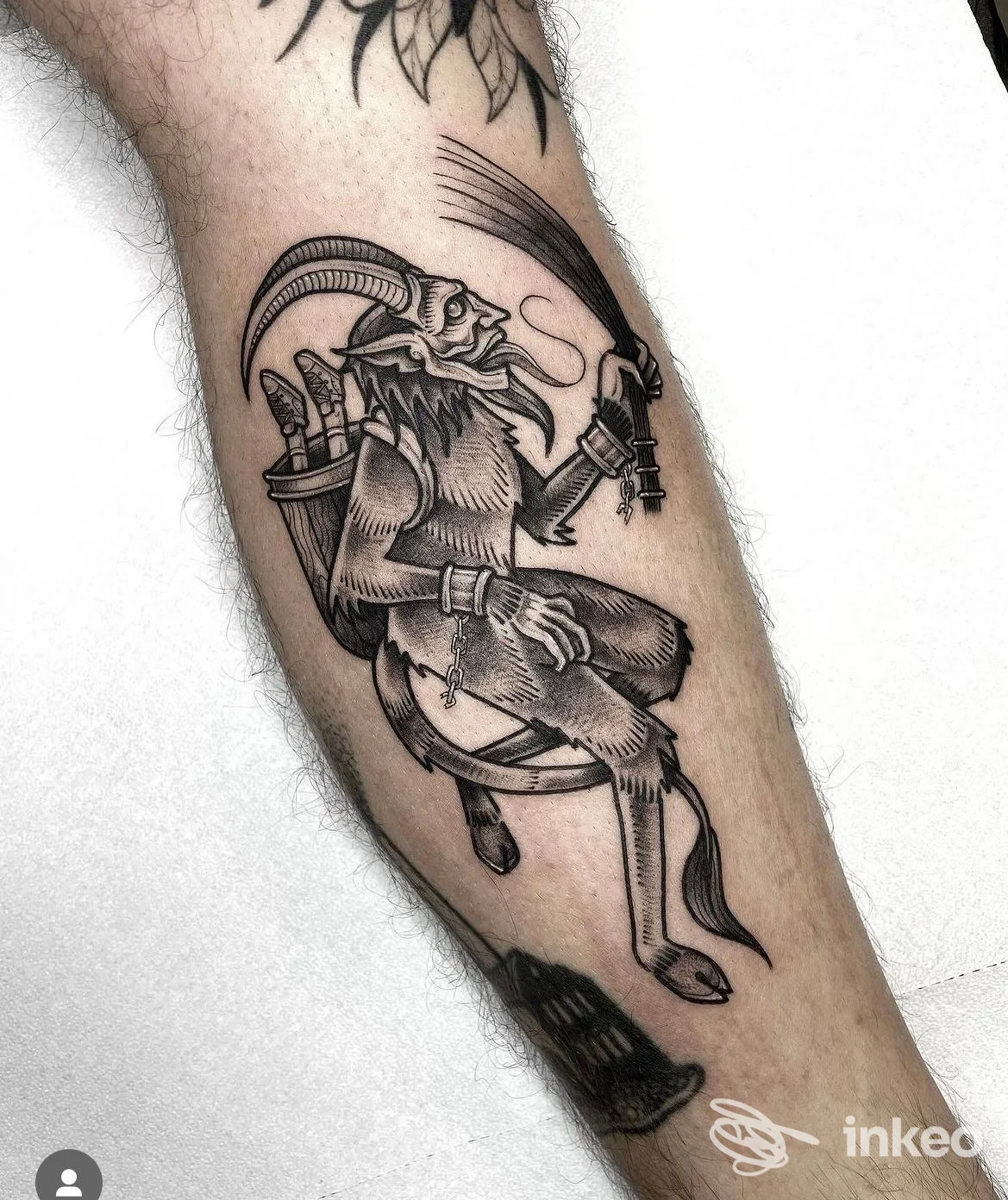 Tatuaggio blackwork di creatura caprina sull'avambraccio, SGB Tatuaggi e Piercing, Gorizia.