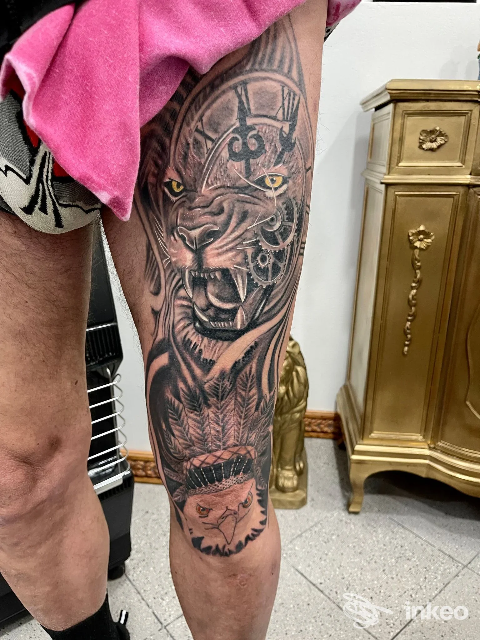 Tatuaggio realistico su coscia con testa di felino e ingranaggi, foto fornita da Trieste Ink a Trieste.