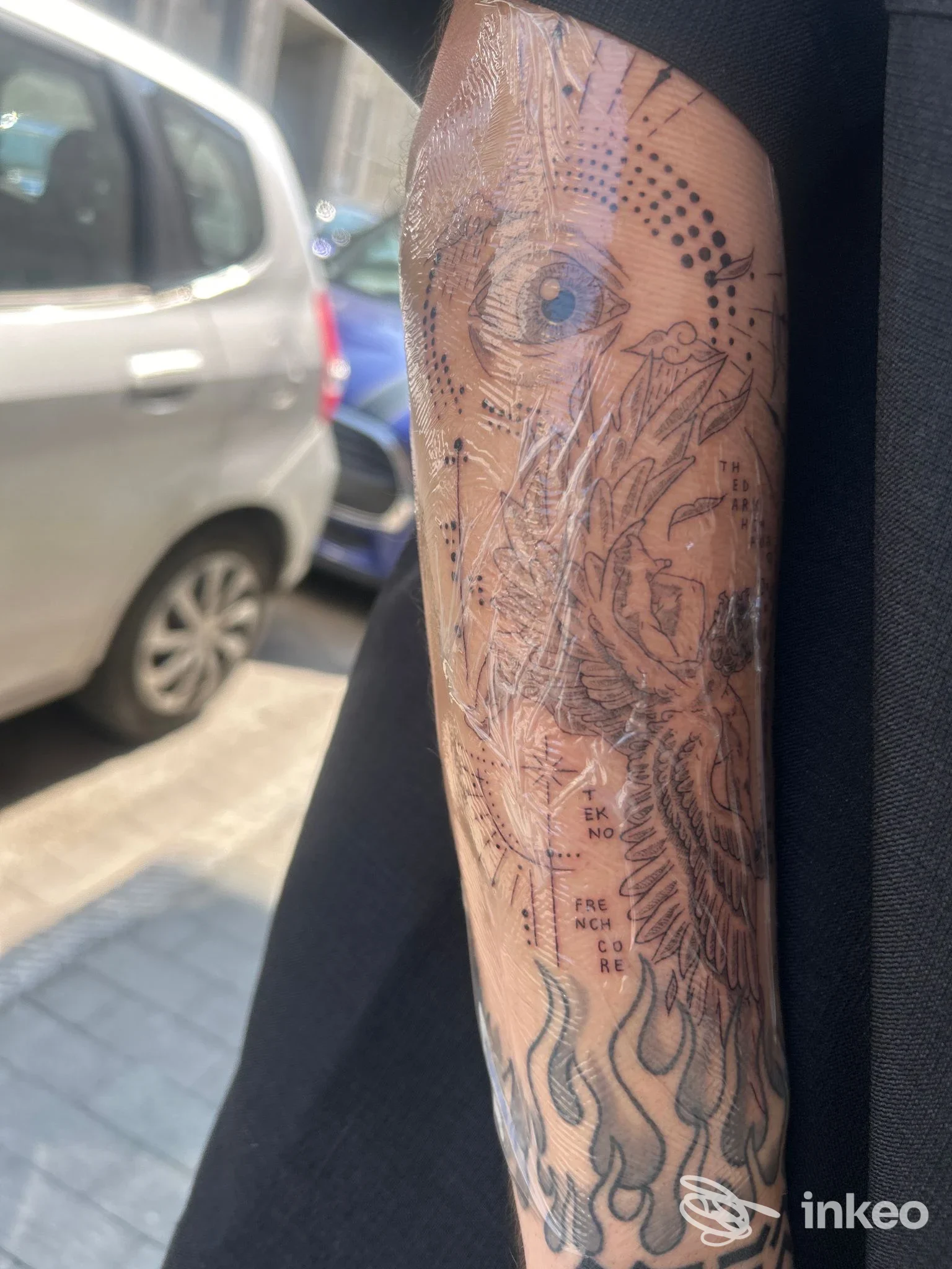 Avambraccio con tatuaggio linework e dotwork avvolto in pellicola dopo la seduta, scatto per PhiStudio Udine Tattoo N18 a Udine.