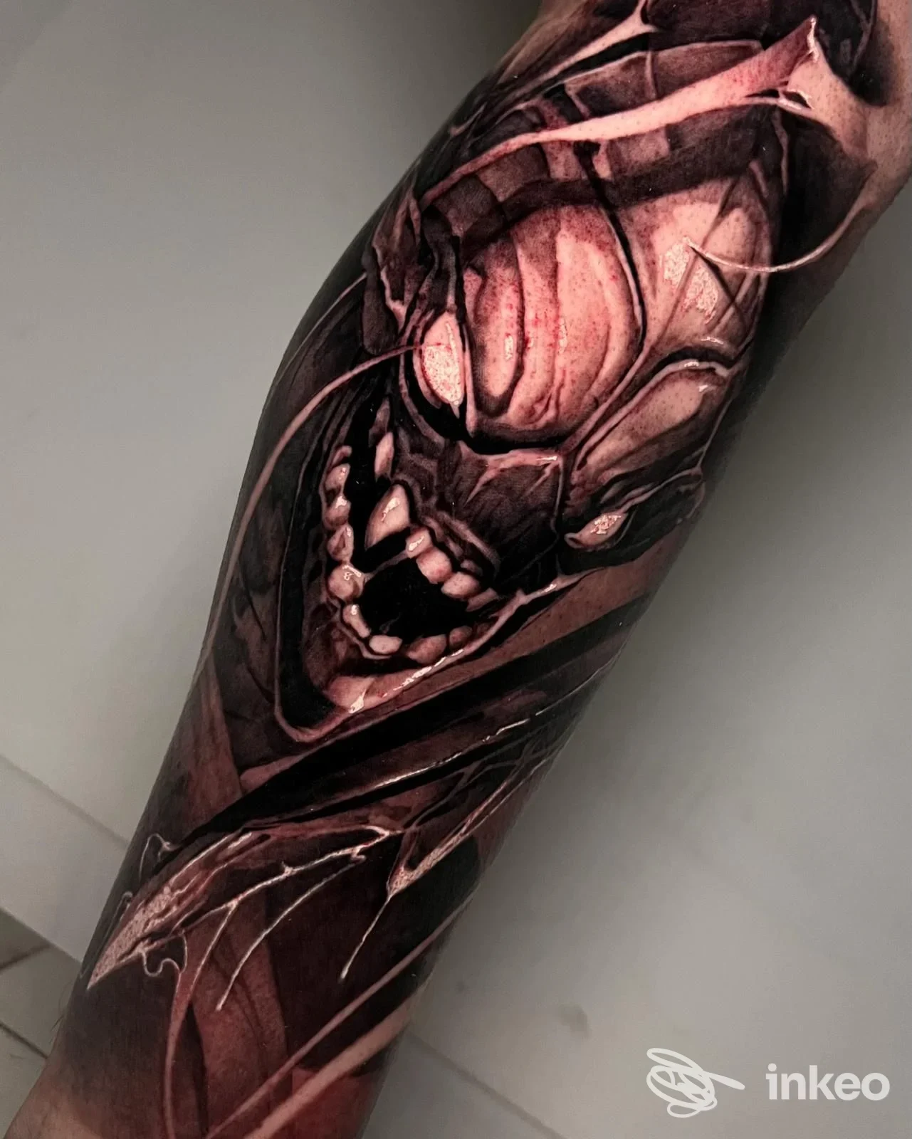 Tatuaggio realistico/biomeccanico su avambraccio, immagine dello studio Alex de Pase Tattoo&Piercing Store a Trieste.