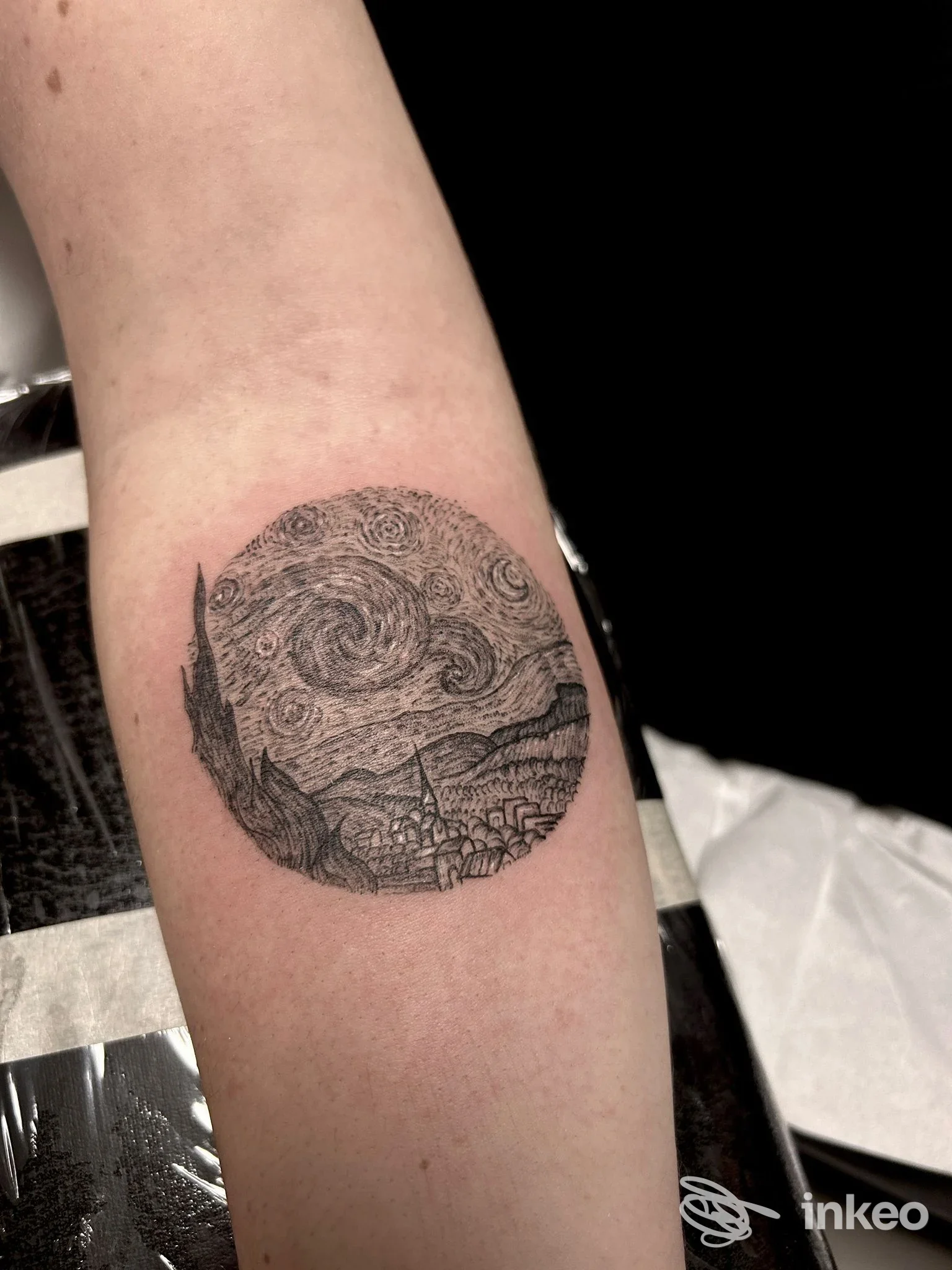 Tatuaggio circolare in linework raffigurante un paesaggio notturno sull'avambraccio, Alex de Pase Tattoo&Piercing Store, Trieste.