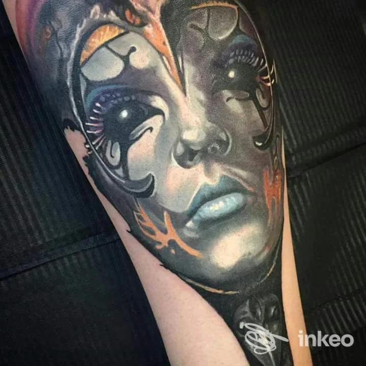 Tatuaggio realistico di volto su avambraccio, Nero Argento a Different Shop - Tattoo & Piercing, Cordenons.