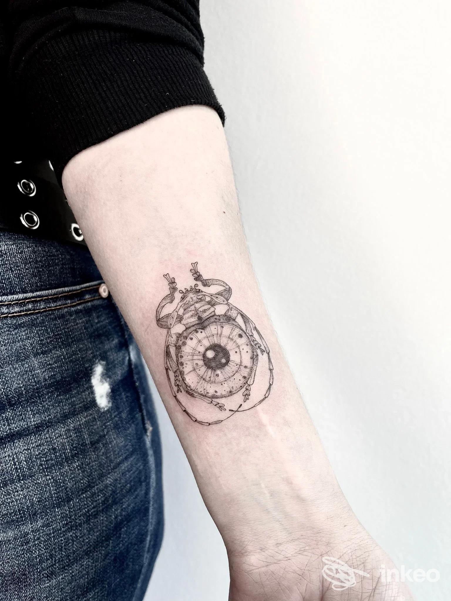 Tatuaggio sottile a inchiostro nero con elementi geometrici e decorativi sull'avambraccio, eseguito presso Green Tattoo & ArtLab a Sacile.